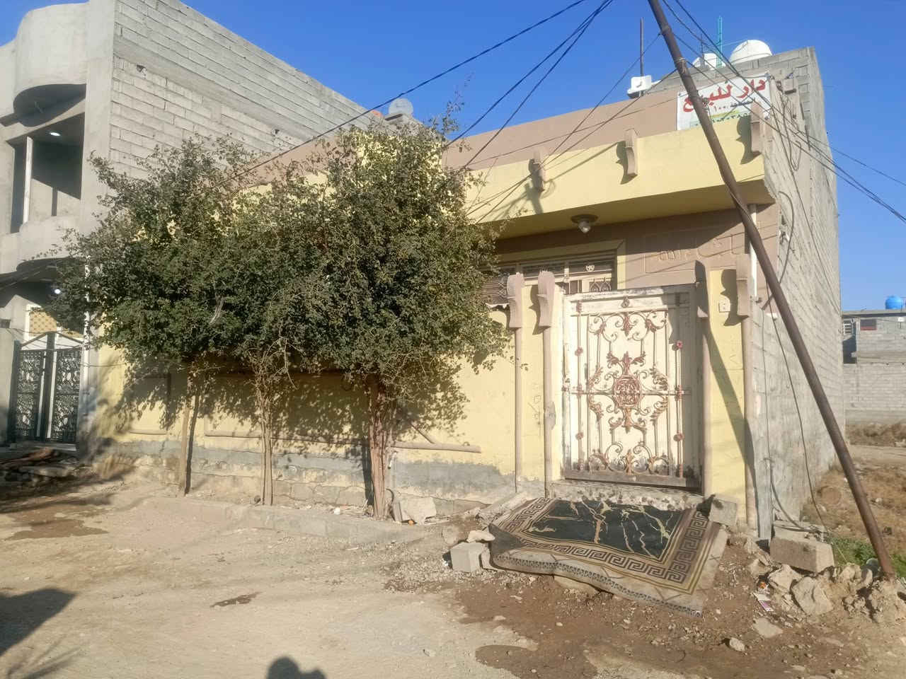 سلام عليكم بيت لبيع مساحه ١٠٠مربع ركن واجه ١٠×١٠ عنوان بهرز حي الشرطه بيت حلو ومرتب شغل درجه اوله سراميك ١٢٠داير حبل مثل ما موضح بل صور بناء ٢٠١٨ السعر ٤٥ اقساط هم يرهم ***********
