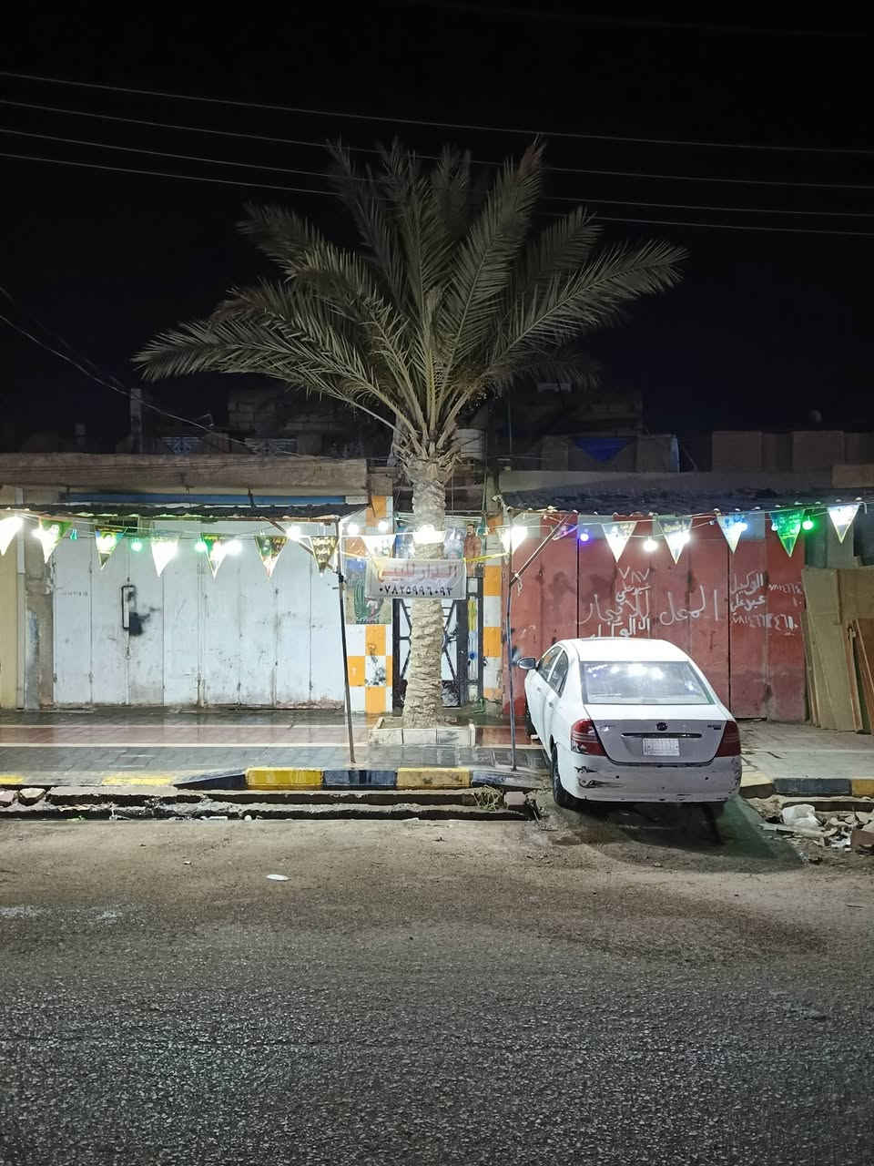 سلام عليكم بيت للبيع مساحه 220
طابقين وبيه خمس غرف ومحلات اثنين المكان شطره بل شعله ..
رقم الهاتف..***********
