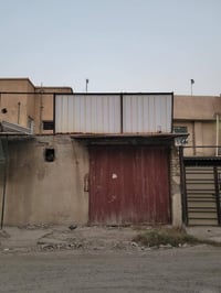 عندي بيت قديم يعتبر كاع لان كلش قديم 240 متر واجهه 10متر يطل على شارعي...