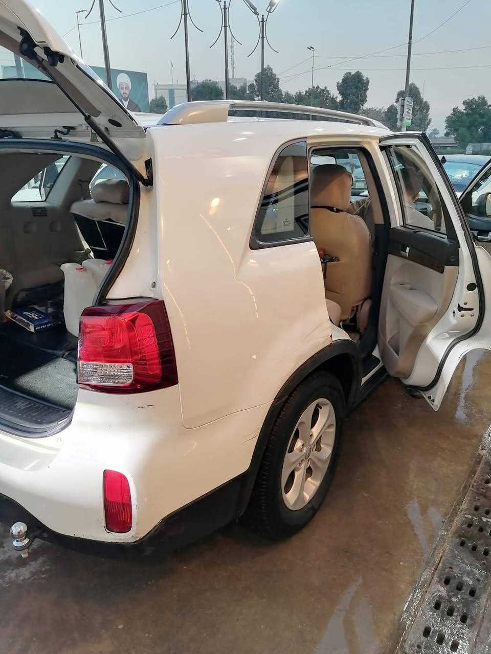 سورنتو خليجي السياره شوفة العين صبغ باب خلفي وطابوكة بالقماره والباقي كفاله بيه رصعات مبينه لا معدله ولا شي موديل 2014 السعر بلاش مكينه 2400 السعر 150 ماكو هيج سعر مكانه بغداد مدينة الصدر ***********
