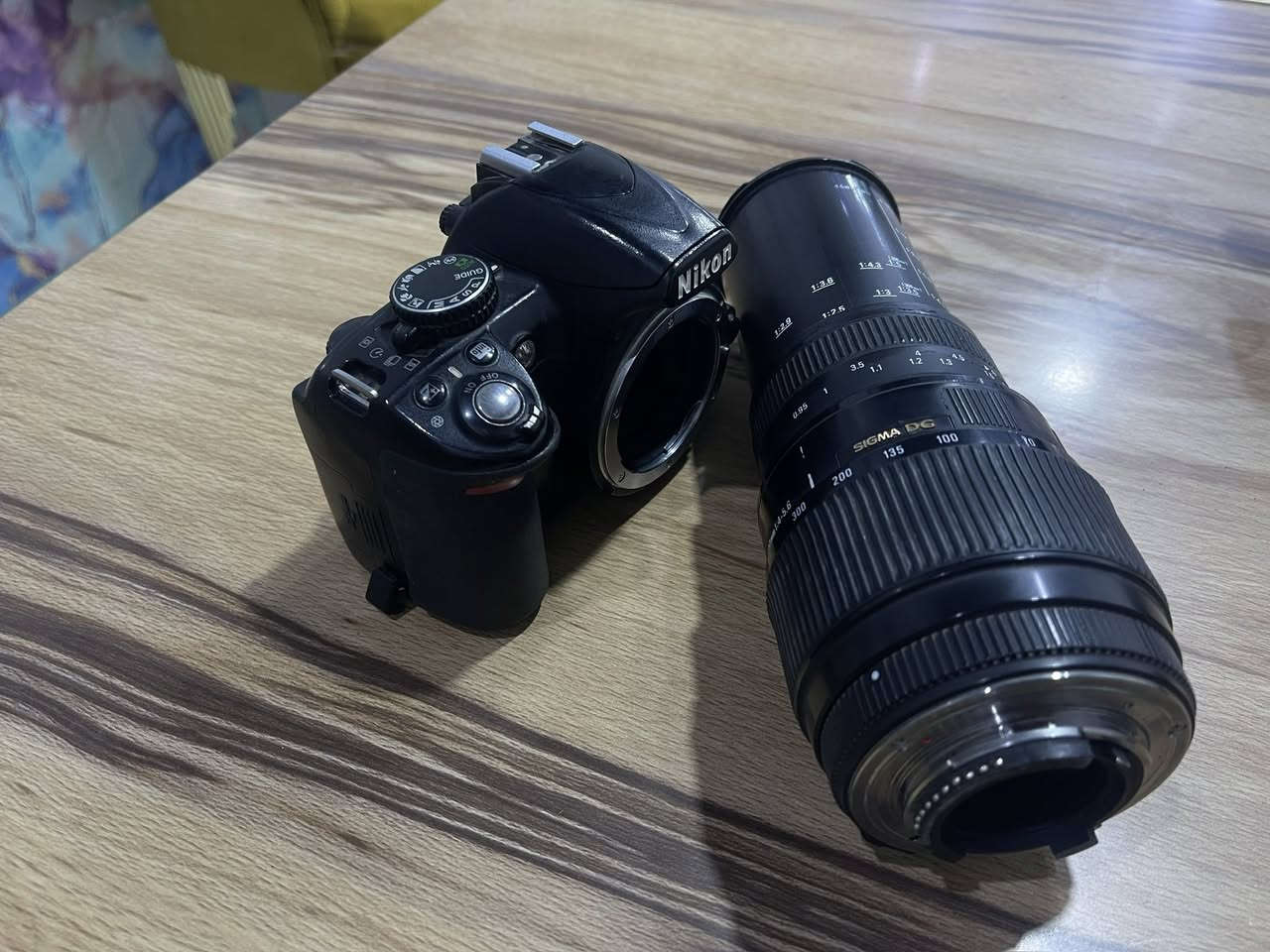 السلام عليكم كامرة نيكون ٣١٠٠ مع زوم ٧٠/٣٠٠  للاستفسار *********** او ادخل خاص
