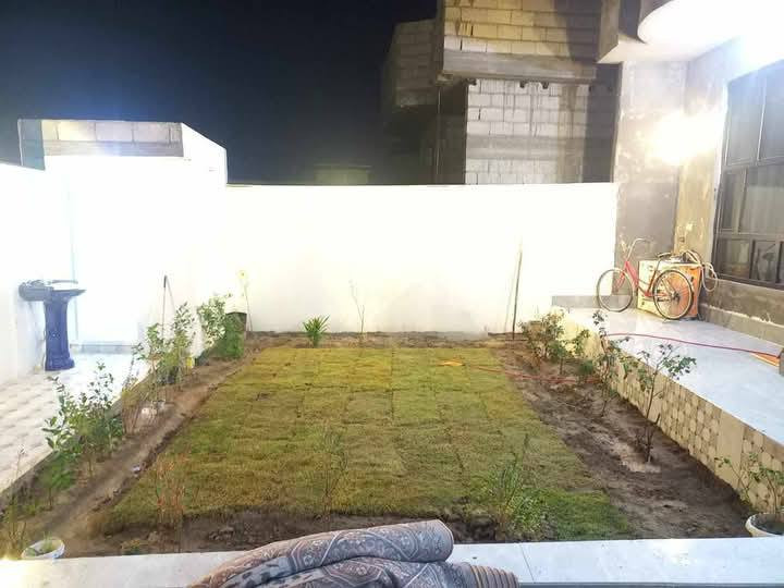 بيت طابقين للبيع منطقة العقود الشارع العام تفاصل البيت الطابق الاول يحتوي على استقبال 7في 4+هول 4في 5+مطبخ 4في 5+صاله+غرفتين نوم+حمام داخلي+صحيات عدد 2/الطابق الثاني غرفتين نوم+حمام داخلي+صاله مفتوحه/المساحه 308م البيت داخل سيراميك مع سقف ثانوي ابواب تركي درجة اولى شبابيك بلاستك الاتصال على هذا الرقم ***********
