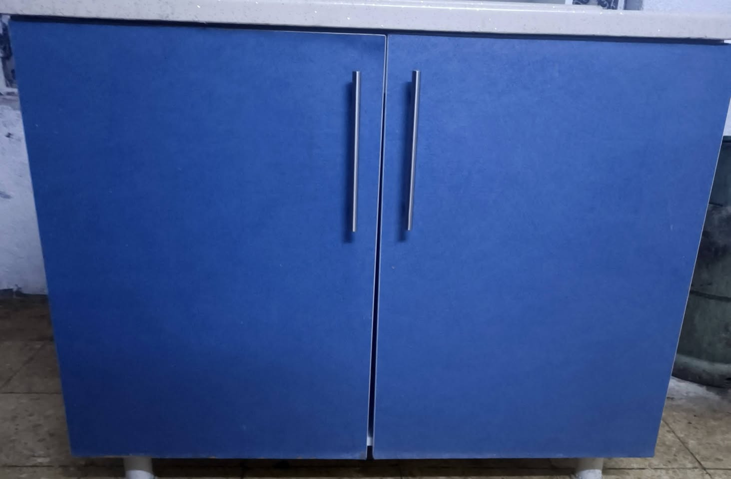 كاونتر خشب قطتعين وسنك مرمر نضيف جدآ السعر 100 ألف وبي مجال المكان حي الإعلام للتواصل ***********
