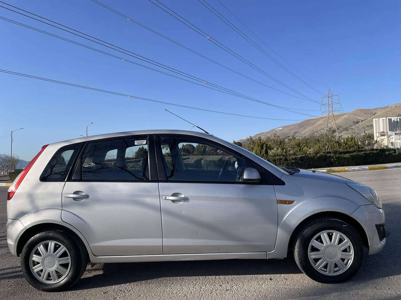 فۆرد فیگۆ 2013 ئەمریکی
گێرومەکینەی بە شەرت
یەک چەمەلەغی و پەڵەیەک بۆیاخی هەیە و کەمێک سارد 
گێر ئوتۆماتیک تەبرید سارد و 
گەرم
بەشەرتی تەحویل و غرامە
ڕەقەمی تازەیە بەس سەنەوی بەسەرچوە  
چوار تایەی تازە
٧٥$ و معاملە
0770 472 4664
0751 050 1898 السليمانية, العراق
