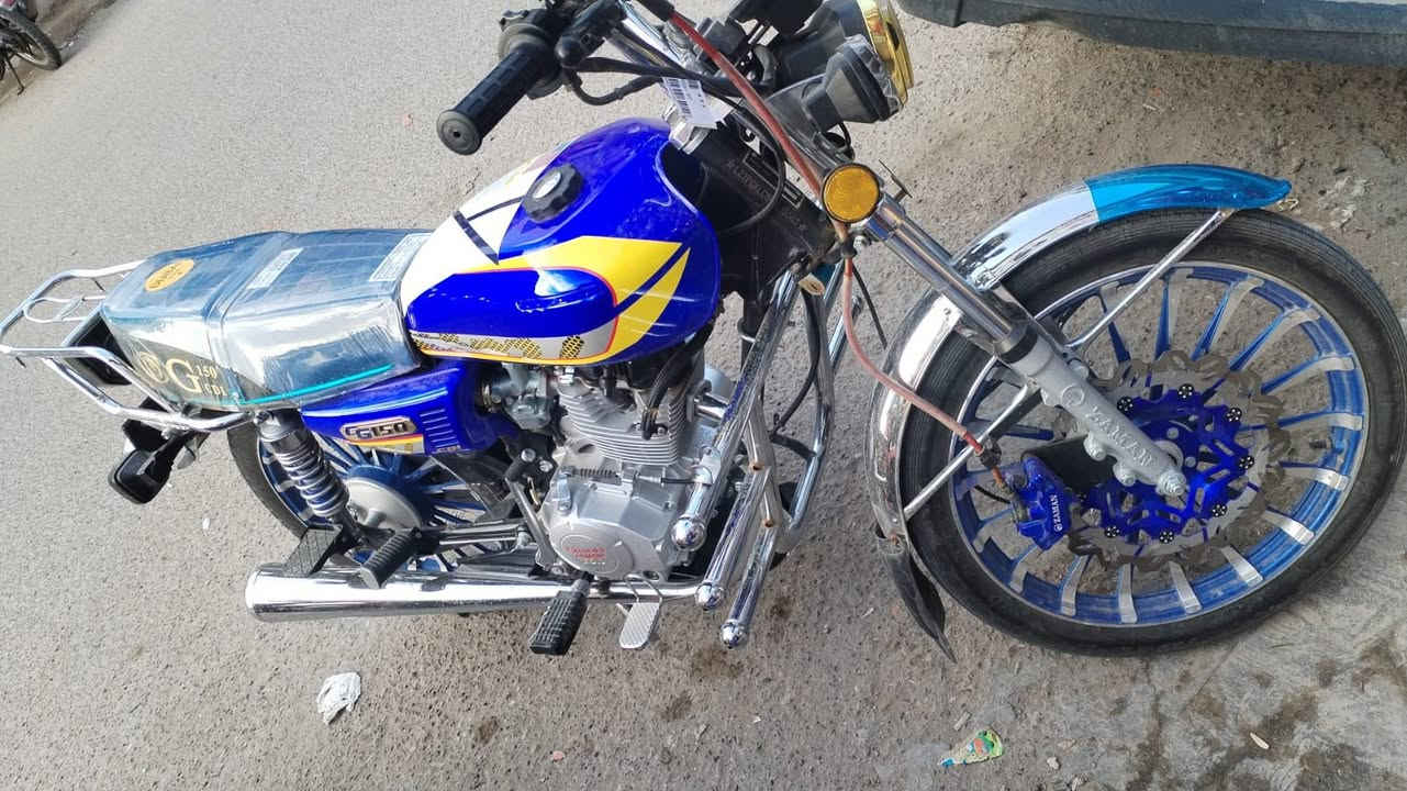 للبيع ماطور  (ايراني ) G150 معدل ونظيف 🔥
ماطور G150 بتعديل أنيق وجاهز للركوب:

• ألوان جذابة: أزرق وأصفر بتصميم ملفت على التانكي والجوانب.
• سبايك ألمنيوم أزرق وفضي مع ديسك أمامي “Pakhan” قوي وثابت.
• محرك نظيف جداً، شغال بدون مشاكل.
• كرسي مغلف جديد، الماطور شبه جديد.
• شوكات مزدوجة خلفية لثبات إضافي.
• رف كروم خلفي لتحميل الأغراض أو صندوق.

📍 الموقع: الانبار -الرمادي -التاميم
📞 للجادين في الشراء فقط، التواصل على الخاص أو الرقم:
              [***********]
