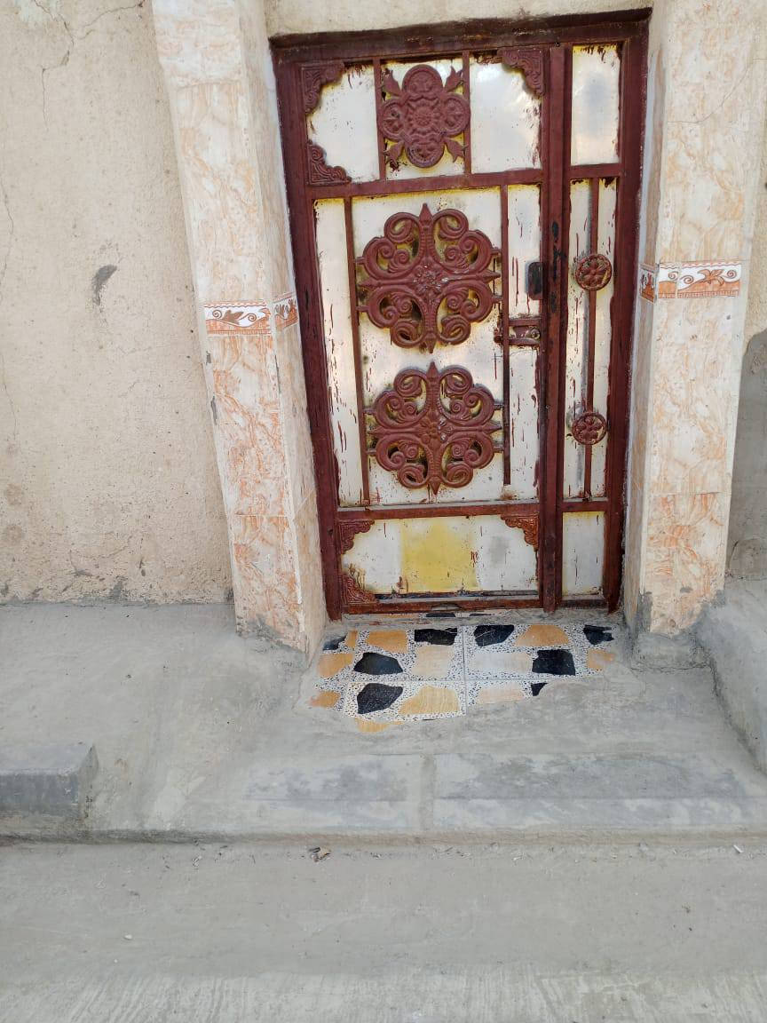 بيت مية متر للبيع يم مدرسه السجاد بشارع السعود مبني بلبيت غرفه وصاله ومطبخ وديوانيه وحمامات كله سيراميك ومصبوغ مابيه اي نقص  التواصل على هذا الرقم ***********
