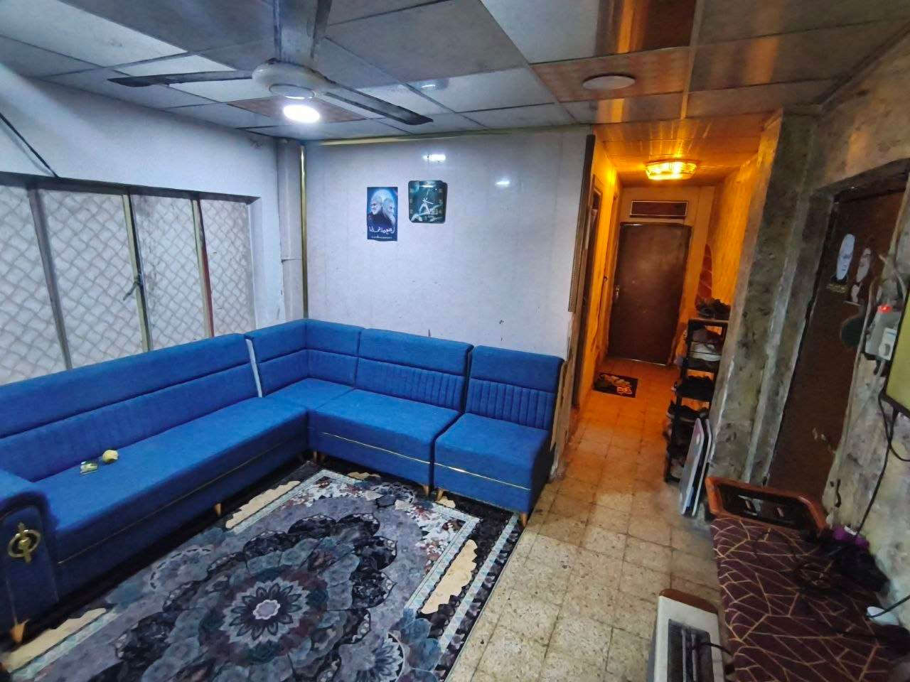 مستعجل رجاءا  مو شراي لاتراسل  وإذا تدور بمكان حديث عندك شقق المجمعات السكنية وروح اشتري بيهه ،شقة للبيع وقف سني ثاني بناية عن الشارع العام شارع الاستقلال موقع متميز  تصلح مكتب أو سكن طابق ثاني من بناية  بناء الثمانينات  تحتوي على غرفتين وصالة وصحيات مشتركة ومطبخ صغير وبلكونة يمكن تحويلها الى درج خارجي خاص معزول  بالشقة  الشقة ايجارها الشهري 80 الف يتحول وصلها الاصلي بسمك في الوقف مكانها في العشار حي الزهور شارع الاستقلال قرب المصرف الاسلامي الجهة المقابلة لبريهه سوق عبدالله بن علي  بظهرك والمستوصف خلفها والمدارس  100 م عنها كل شي قريب عليك وجيرانك ناس ذهب وعوائل محترمة  مع العلم كانت مؤجرة ب400 الف  وتسلم الشقة خلال 10 ايام تفرغ سعر الشقة مع تصفير ديونها 45 مليون من دون تصفية الديون 35 مليون والشراي يتصل *********** البصرة, العراق
