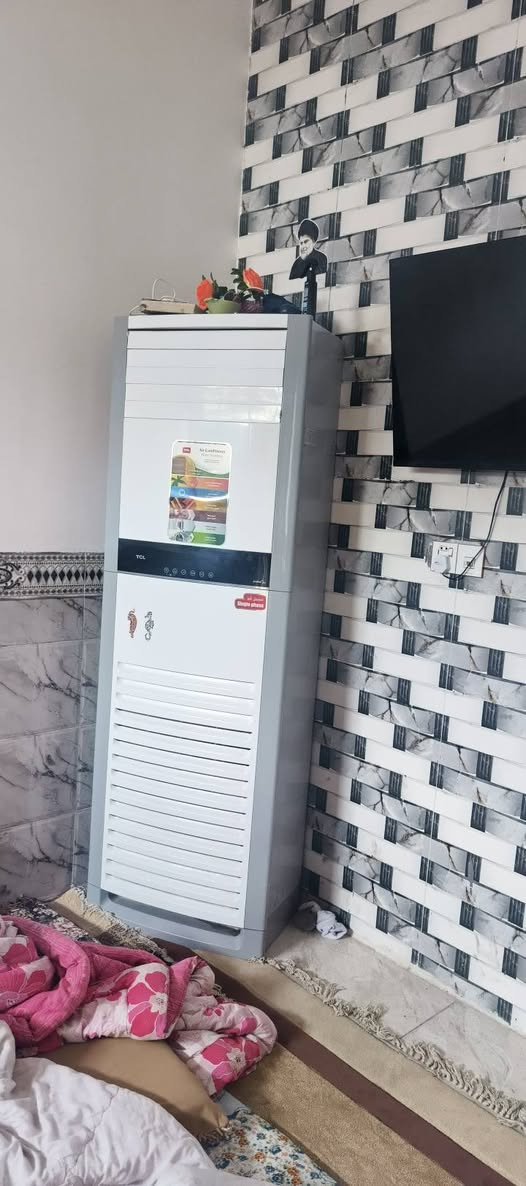 السلام عليكم غراض بيت للبيع نضيفه كلش سبلت جديد بس بي كسر بوري مال الغاز فقط  يعني ميهم يلحم جديد 3 طن والكاونتر بنصه طباخ كزاز بس عين وحده زغيره يراد لها تبديل شراي يجي يتصل رقم ***********
