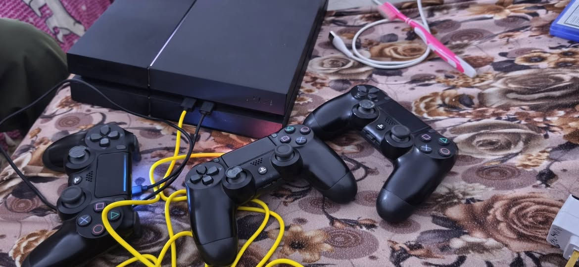 السلام عليكم بلي 4 فات البلي نضيف ناقصه فقط تبديل عجينه لان صوت البنكه عالي ( يحتاج تنضيف مفتوح قبل ومنضف ) وكل الملحقات ويا وبعد جوستك ويا يعني 4 جوستكات و gta و fifa25 سعر (175) المكان مدينه الصدر


**إذا كنت صاحب هذا الإعلان وتريد حذفه لأي سبب، رجاءا أرسل رسالة إلى الدعم الفني**