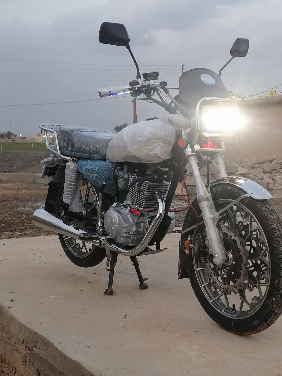 السلام عليكم
سولنك موديل 25
لون نفطي 
عمبار دهن كلج 
دبل دكس بريك امامي 
سويجاته معا 
بعده جديد
محرك 200
صبانه ما ملخوخ و شخط ما مشخوط 
كهربائيات كلهن شغالات وشرط 
منفيس موجود جديد بمعنى الكلمه وتجي وتشوف بعينك
سعر 870 وبي مجال 
الخاص مفتوح (***********)
