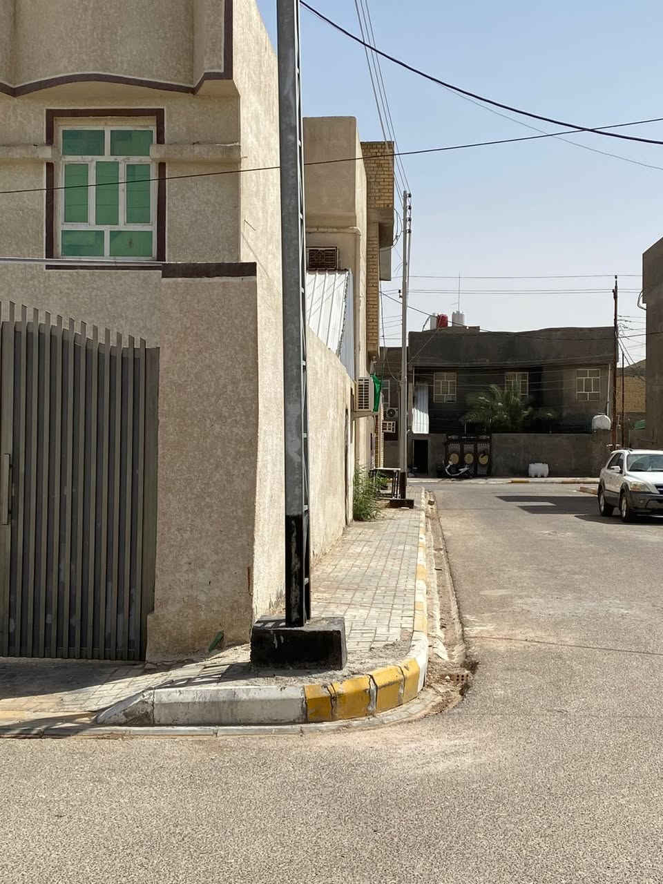 بسم الله الرحمن الرحيم
اللهم صل على محمد وال محمد

#بيت للبيع ركن 
مساحته ٢٨٠ متر طابقين 
كونكريت مسلح غرفتين نوم ارضي
وهول ٤.٢٥ * ١٠.٥ متر
واربع غرف نوم بالطابق الثاني 
وهول ٤.٢٥*٧.٥ متر
بناء￼ ٢٠١٠ فيه طارمه  ٨٠ متر 
وحديقه ٠ كراج يسع ل ٣ سيارات

#الموقع حي الحكم خلف 
معمل ماء الامل 
امامه متنزه كبير خدمات تبليط
ومجاري وخط انترنيت ضوئي
المنطقه نظيفة جداً

السعر خاص
مكتب علي شريف
***********
