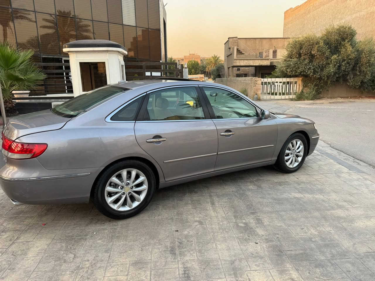 السلام عليكم هونداي ازيره 
الموديل: 2007 رقم بغداد دولي جديد 
وارد امريكي حادث خشم جاملغ الأمامي بيها قطعتين صبغ وقطعه كلير سياره جديده وبلاديه على ايدي  مال جناي دشبول ممفطر داخلها بل كارتون كشنات بلاديه 
تخم تاير اصلي صدر جديد
تبريد جديد 

محرك 6 سلندر 3300 مكفول
السيارة فول ١/١ 
المواصفات✅
-فتحه سقف 
-
-كاميرا وحساسات خلفية
-حساس ماسحات
-كشنات كهربائية جلد تدفئة وتبريد  
-لد امامي وخلفي
-تحكم كامل بالستيرن
_كروز سرعه + مثبت 
-نظام ترحيب 
-نظام صوتي infinty
-مري شفط مع الاشاير
-ويل حجم 17 
-مرايات قلاب ويه R
-الشاشه البلاديه 
نضام سماعات انفنتي 12 سماعه + مضخمات بلاديه
وباقي مواصفات 
صدر + تخم تاير جديد 
تبريد ثلج 
محرك كير مكفول 
جاهزه من كل النواحي
كولشي بيها شغال وبلادي
مكان بغداد 
سعرها 88 
غير متواجد علفيس ***********
