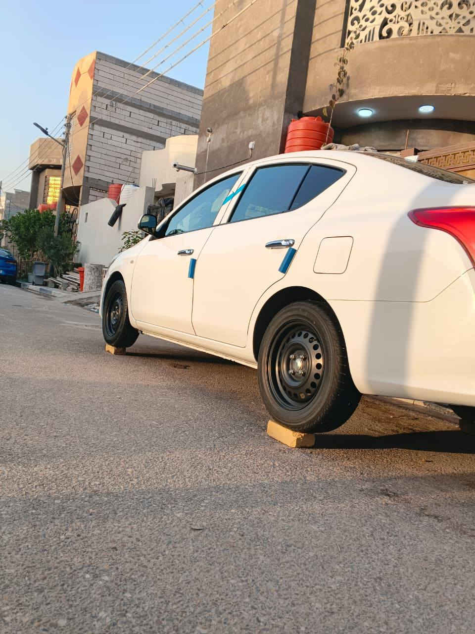 السلام عليكم نيسان سني هندي بليته زركه موديل 24 بي ضربه ب باب سياره حلوه ونضيفه  المكان البصره السعر خاص او التواصل ع رقم ***********
