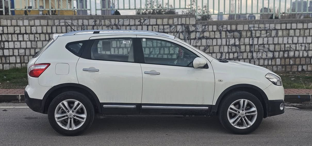 نیسان قاشقا مۆدیل ٢٠١٤ 
سەنەوی بەسەر نەچوە تایەکانی تازەیە بەشەرتی خەرامەو تەحویل سەیارەکە بی مەسرەفە رەسمی فەحسەکەم داناوە سەیارەکە لەسلیمانە 
سعری ١٢٦ وەرەقەو مەجال  
موشتەریت تەلەفونکە 
*********** السليمانية, العراق
