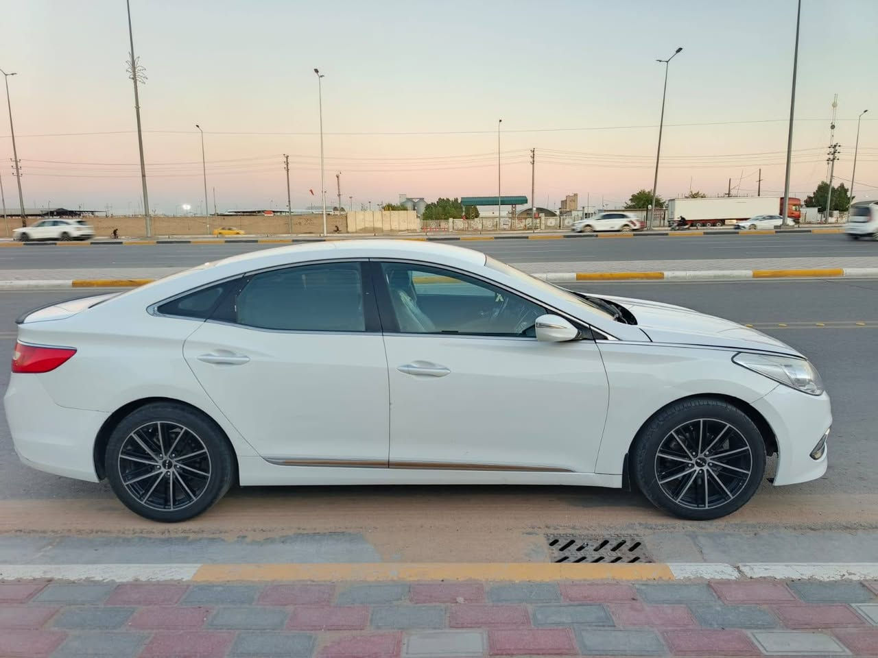 السلام عليكم سياره نوع هونداي ازيرو خليجي موديل 2015بيها مكانات صبغ كلير سياره سته اسلند حساسات تحكم جهتين برده كهربائي خلفيه برده جانبيه ابلدي كير مكينه حداديه خير من الله السياره بسمي تحويل مباشر بيع سريع السعر 99 بيع سريع   العنوان كربلاء رقم***********
