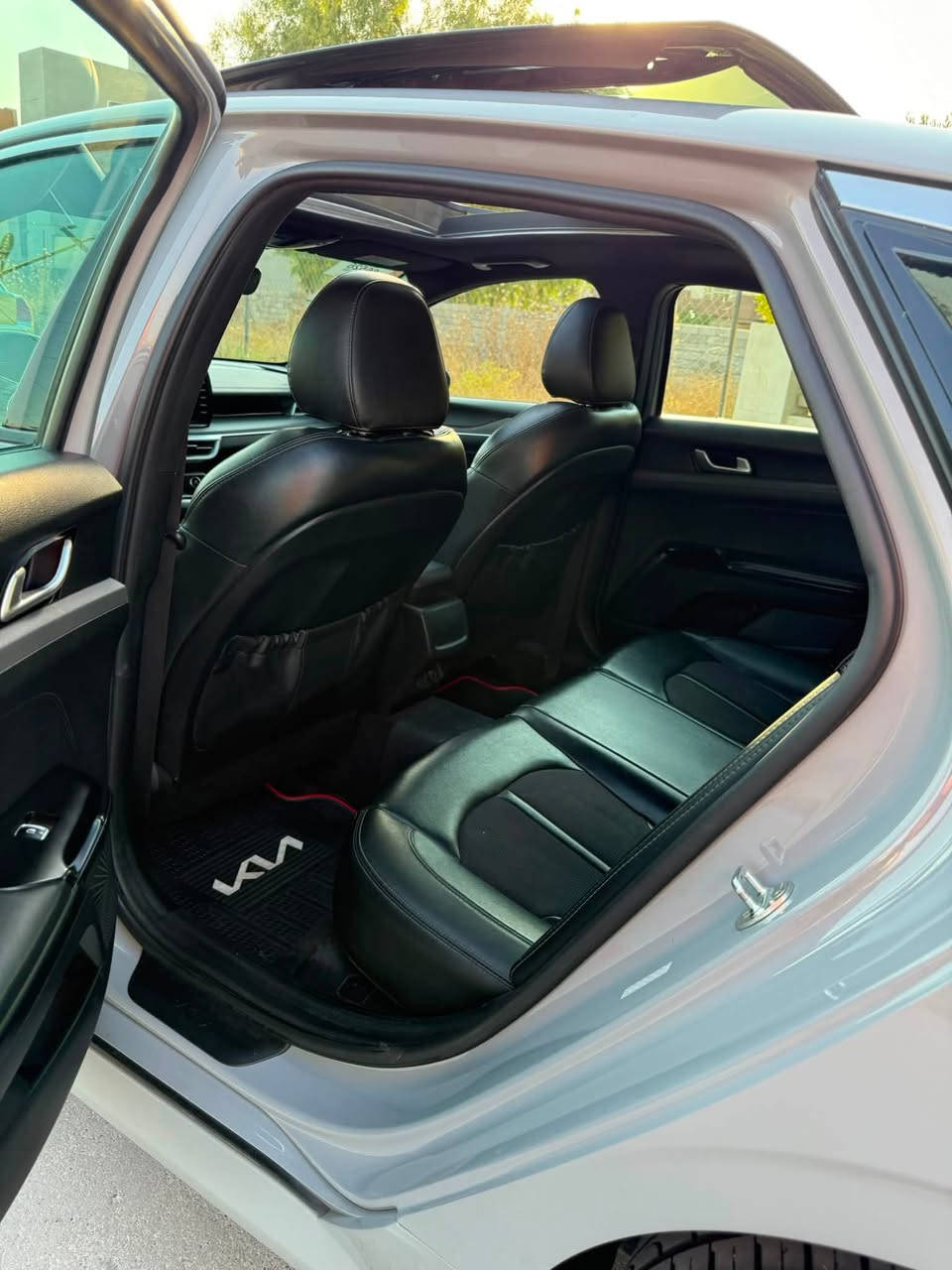 السلام عليكم k5 "
❤️2022 gt لاين فول للاخير 
بانورما كشنات تدفئة 🔥
ستيرن تدفئة شحن واير لايس 🤍
حساسات جانبية توقف ذاتي 👌
داخل جلد مخمل☮️ 
السيارة حلوة بمعنة الكلمة👌 
ضرراها ربع البوند والجاملغ الامامي ✖️
بيها ملاحضات بارد🧊
مكان السيارة موصل زهور دورة العبادي 
***********📞 بي واتساب 
سعرها 157 وبيها مجال
