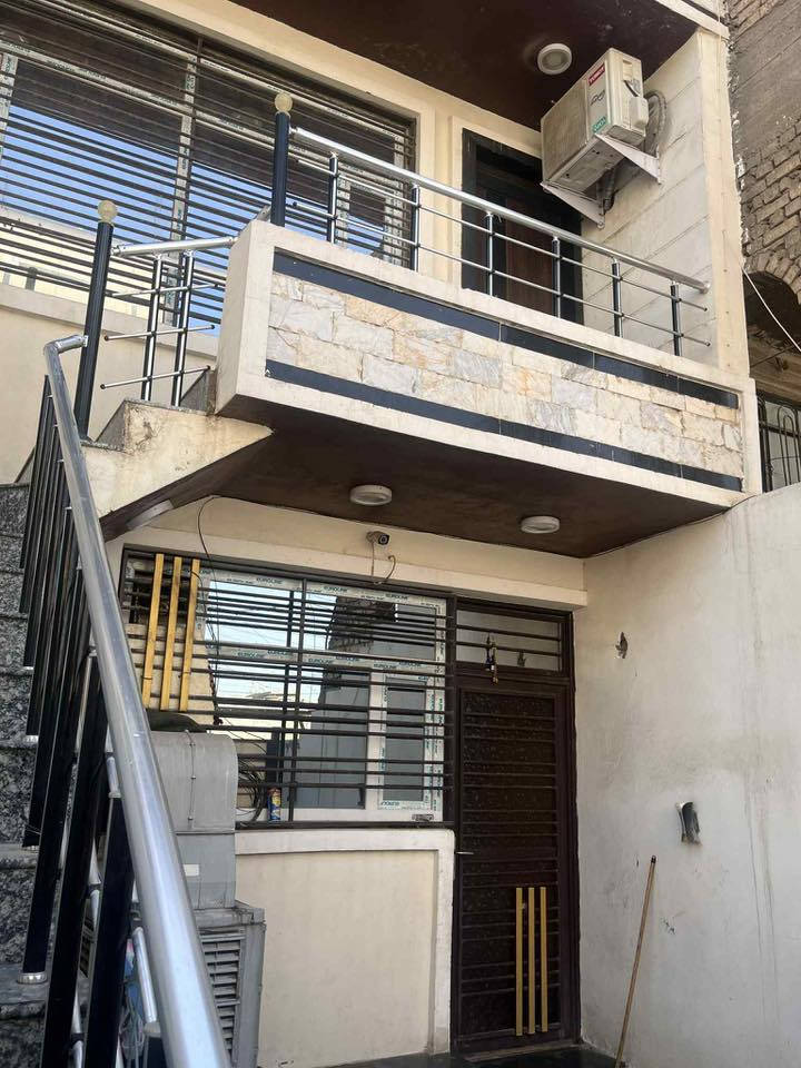 بيت حديث جدا للبيع 100 متر ثلاث طوابق بناء طابوق درجة أولى   
العنوان الدورة مدخل شارع ٦٠    
يحتوي البيت ع ٣ طوابق كاملة  مع بيتونة ومخزن فوق الطابق الثالث 
4 غرف نوم 
غرفة نوم طفل 
حمامات عدد ٢ 
استقبال 
صالة ومطبخ  ومناور 

للاستفسار  ***********
