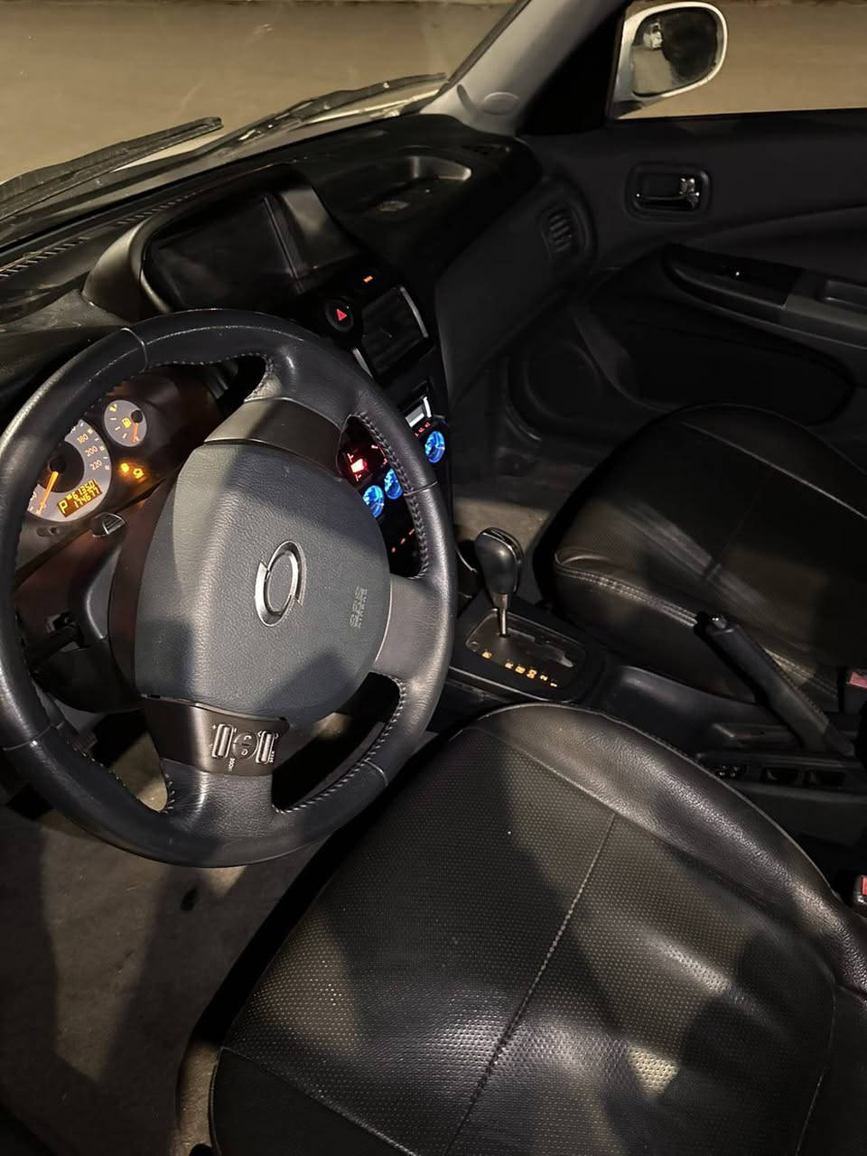 سامسۆنگ ٢٠٠٧ 
سەیارەکە لۆک لۆکە 
شوخت و گەڵایەک ببڕە 
بریک بەسراوە 
ڕۆنی گێڕ و مەکینە گۆڕاوە 
جامی هەڵگیراوە 
بڕێک بەسراوە 
٤ تایەی تازە
کامل مەسروف 
سەیارەکە ڕەقەم یەک جوانە 
هەڵەبجەی شەهید 
***********
نرخی ٥٤ گەڵا
