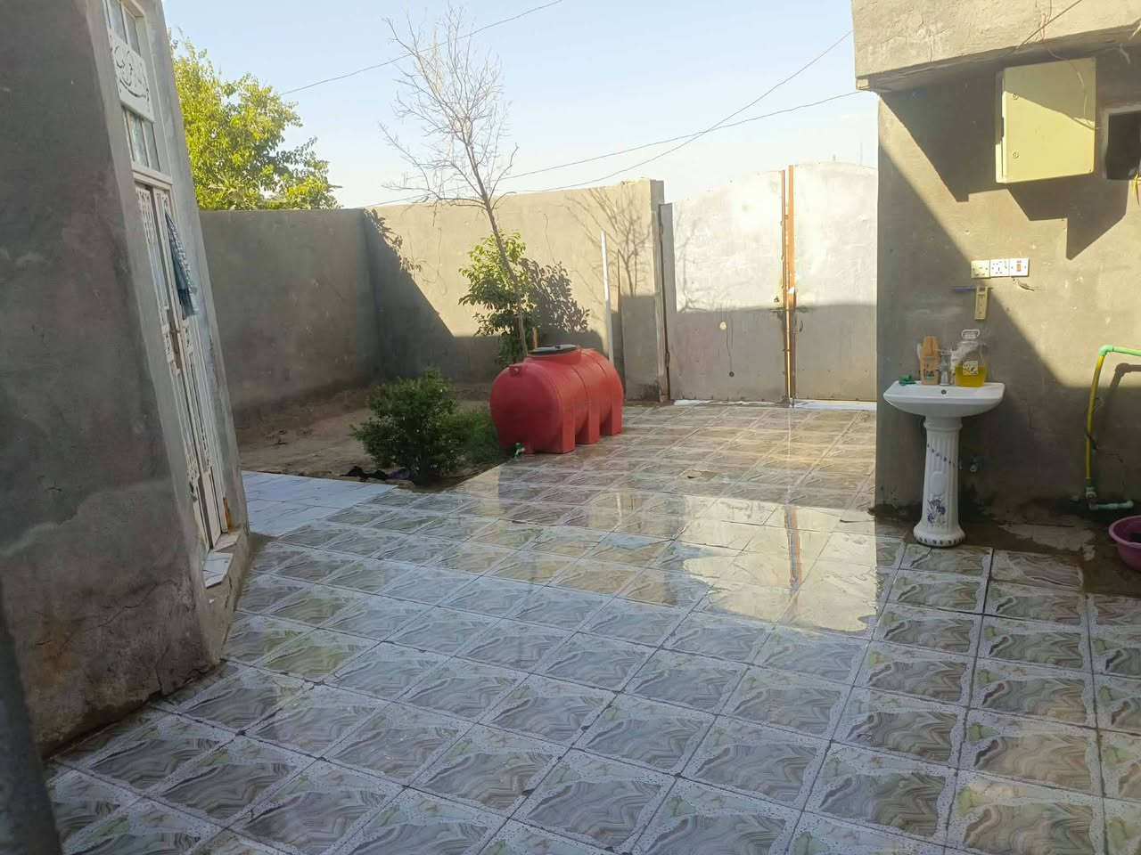 السلام عليكم بيت للبيع مساحته 250 العنوان. يم سيد جواد متكون غرفتين وحده فوك وحده جوه صحيات داخل وخارج  البيت كامل للاستفسار الاتصال على الرقم التالي ‏‪***********‬‏ خاص
