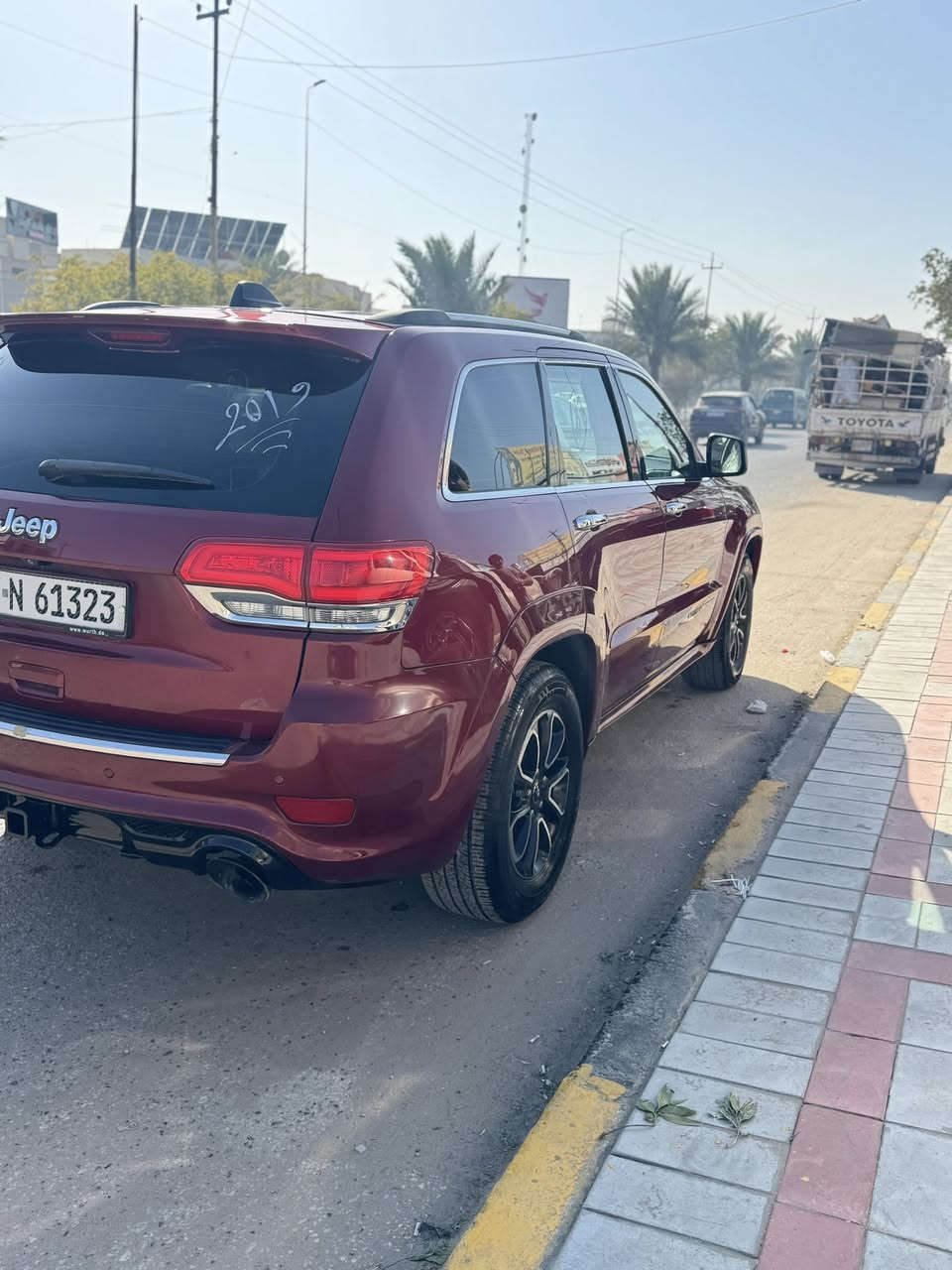 السلام عليكم
جيب كراند شيروكي لمتد 
دفع رباعي 4x4
حجم المحرك 3.600 6v 
-داخل بيجي 
رقم بغداد الجديد 
سنويه ب اسمي 
-هزه جديد شهر الرابع سويتها 
وارد امريكي 
ماوس تحكم مودات القيادة(صخري،جليد،رمل،وحل)
سستم سماعات
دمام بالجنطه 
-بصمة تشغيل وابواب 
-تشغيل عن بعد
دخول ذكي وقفل من بصمه الباب
-جنطة كهرباء
-حساس خلفي
-تدفئة مقعد السائق والراكب
-تبريد مقعد السائق والراكب
كراسي السائق والراكب كهرباء
الكراسي الخلفيه تدفئه 
-تدفئة المقود
-مقود كهرباء 
-المقاعد من الجلد 
-نظام قيادة اقتصادي ورياضي وعادي
-شفتات ستيرن
وبلوجكترات LED.
-شاشة كبيرة   
-نظام الملاحة والخرائط
-نظام تثبيت السرعة (الكروز)
-كاميرا دوارة اصلي
-تدفئة بالمرآة
-مرآة جانبية قلاب عند الرجوع
 -مرآة تعتيم عاكسة للضوء داخلية وجانبية
-اطارات حجم 18اصلي مع تخم تاير جديد
-بانوراما ع طول السقف
-مقعد السائق خزن ميموري 
-قطعتين تبريد 
السياره اصل 2014 السنويه  والشاصي 2019 حتى اليبل 2019 معامله اصوليه واضمن الاصوليه والتحويل الف متصرف عليها 
السياره حادثها  باب وجاملغ جها السايق 
الباب  والجاملغ مبدل نفس اللون وكاله 
والبنيد والجاملغ الجها اليمنه كلير وبيها بارد بسيط يم اليده مال الجنطيه 
مكينه وكير كفاله 
ماشيه164 الف كيلو متر 
  السعر 180وبي مجال بسيط
***********
