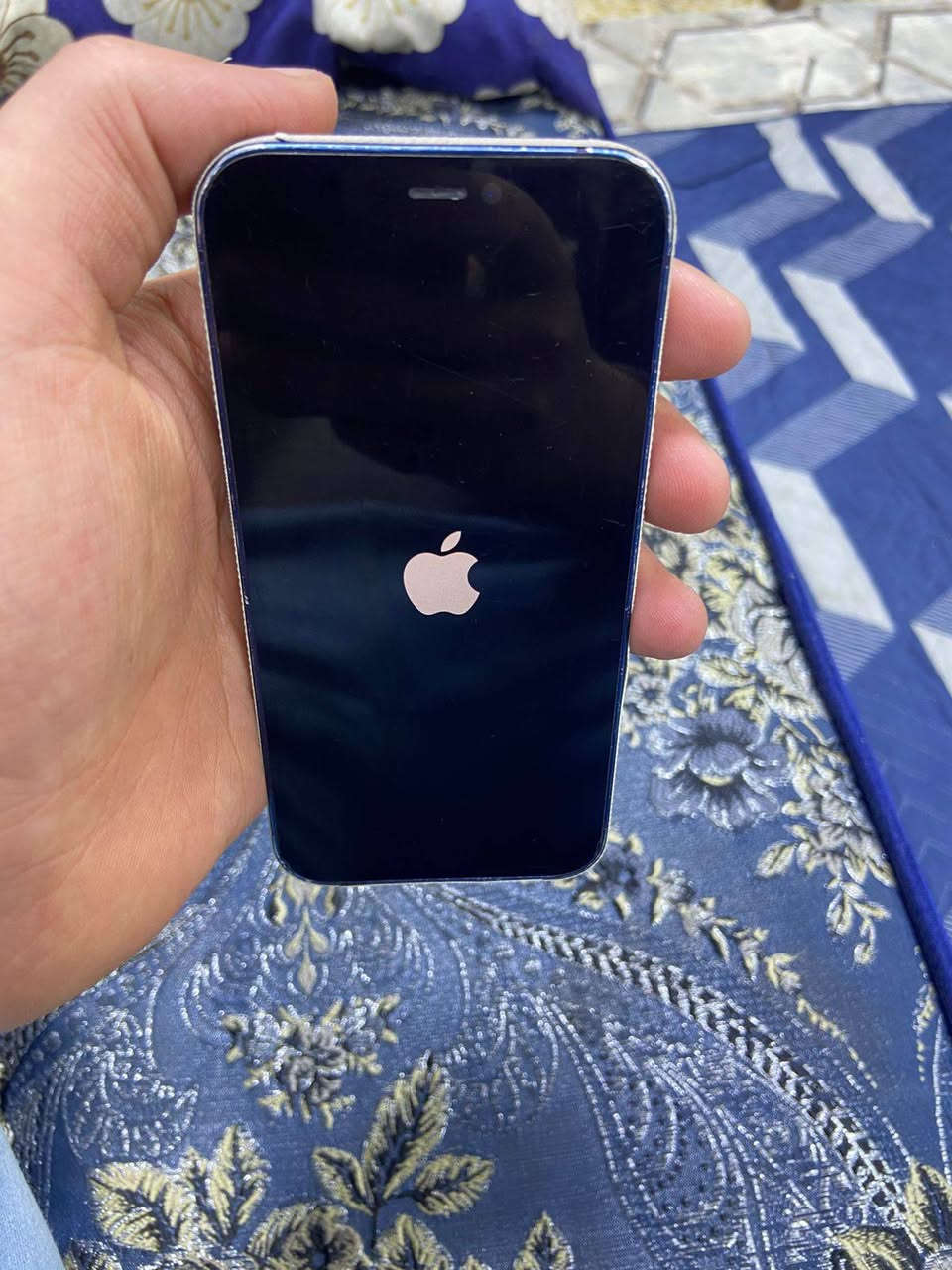 السلام عليكم ايفون 12 mine 
جهاز ماستر كلشي ممبدل كلة شغال وبلادي 
ذاكرة 64 بطارية 79 جهاز كلة شغال 
ماستر شرق اوسط A/AA 
مكاني : بغداد بالقرب من سيكال 
رقمي *********** 
السعر : 185 وبي مجال
