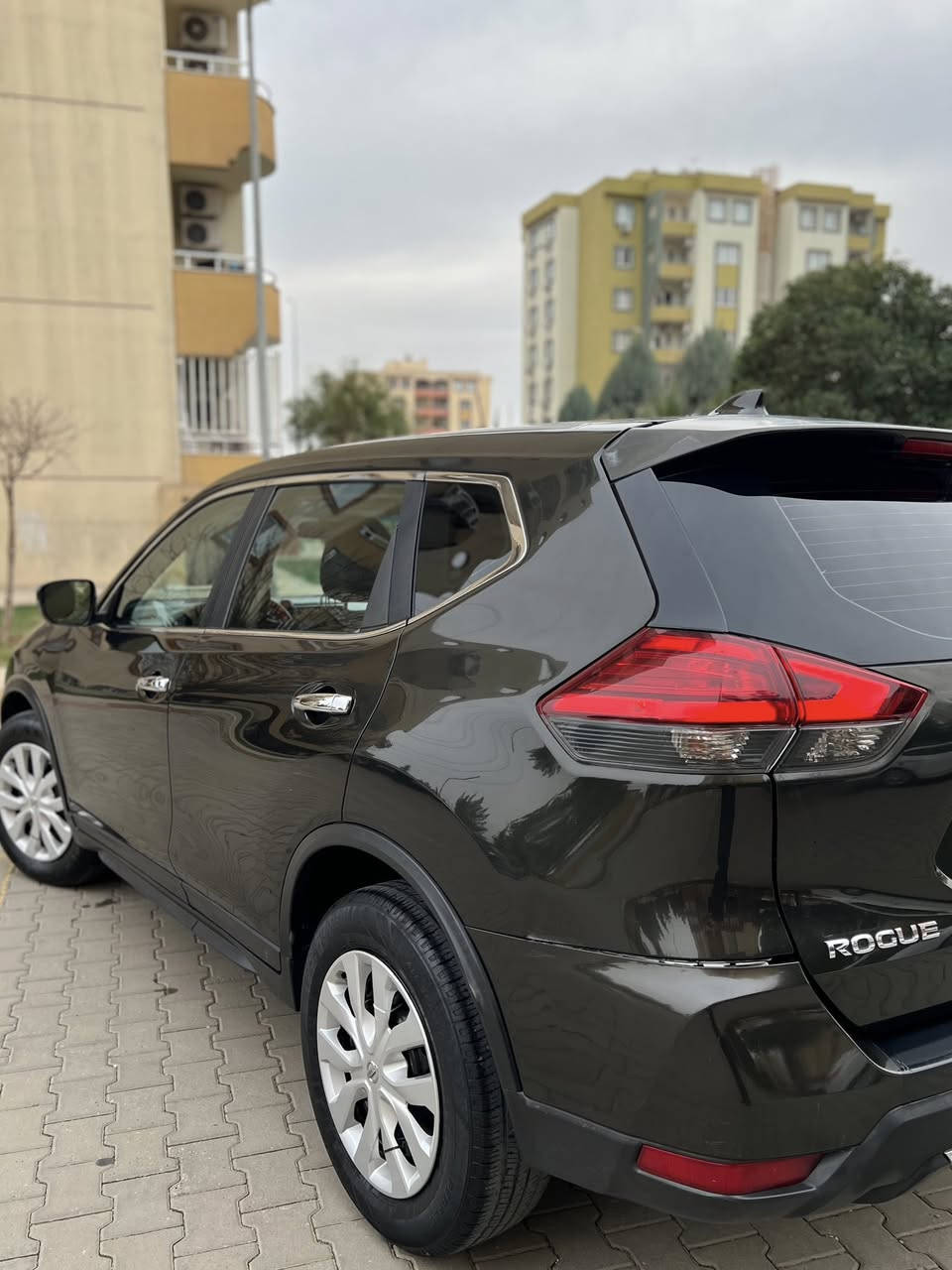 Nissan Rogue 2017 s 
نيسان روج ٢٠١٧ مواصفات s
تحكمات ستيرن شاشة كاميراو تيريد مركزى 
٤ پارچه صبوغه (صقف و صندوخىتوزيك كالبووته )
گير و مكينه به شه رته( ارباكى سوكان شان سيسته مه )
121هزار مايلا رويشتيه  رقمى نويه 
دهوك  ***********
سعر :-١٢٧ ورقة و مجال

