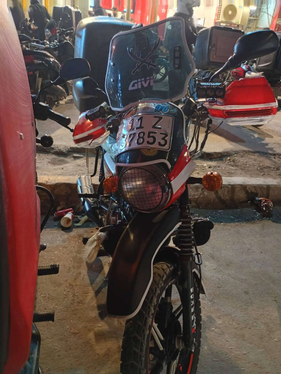 سلام عليكم بوكسر موديل 2023 رقم وسنويه مكفوله سنون و هورن طاط اصلي وسندوك مال دلفري مستعجل عله بيعتها بماني بغداد رشاد السعر 2500 بيها مجال الهاتف ***********
