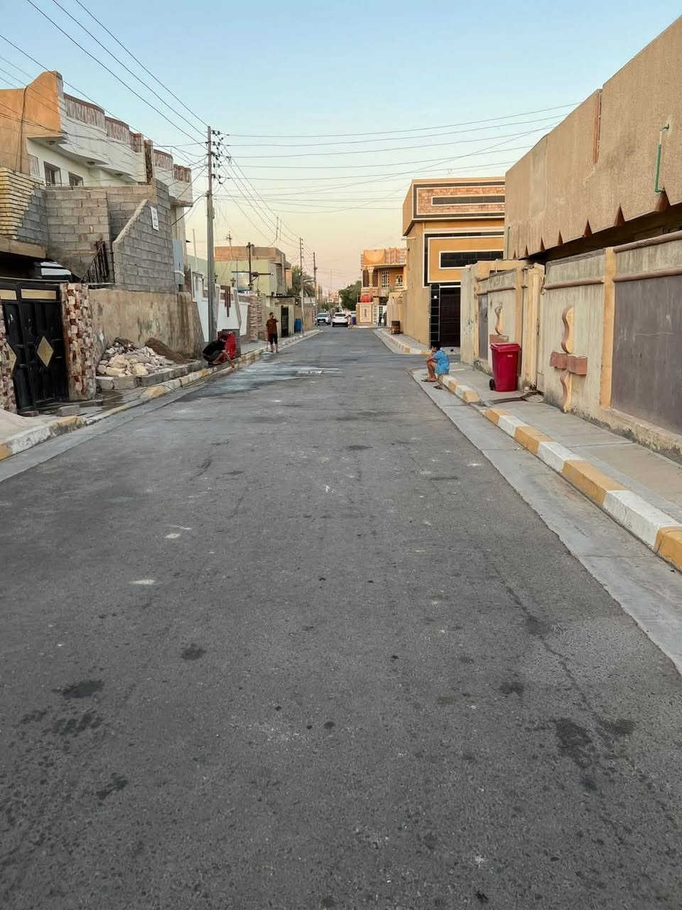 دار للبيع المساحة 300 متر واجهه 15 نزال 20  شارع 8 قرب جامع الحسين السعر 800 الف للمتر 3غرف نوم ومطبخ حار وبارد
***********

