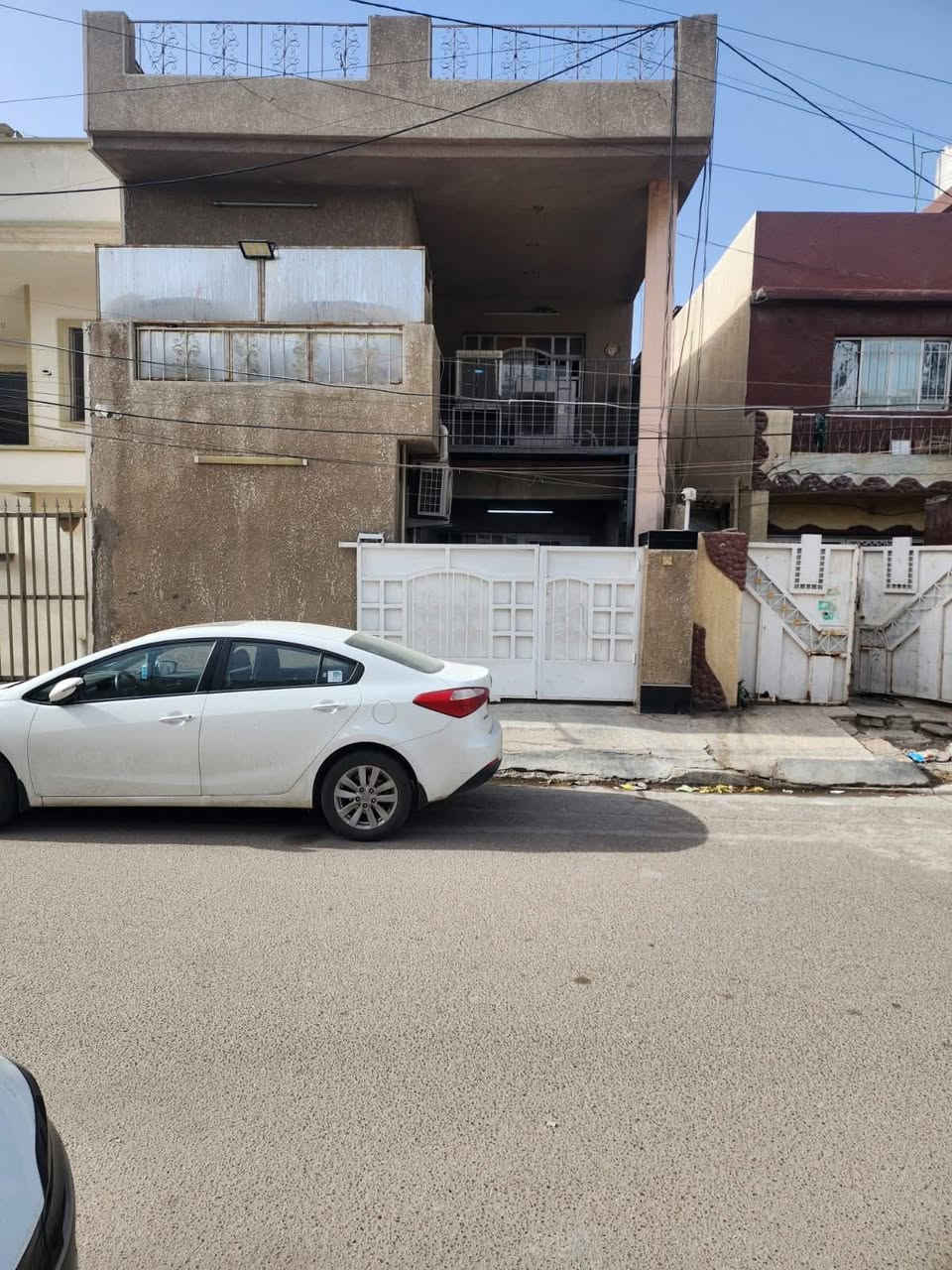 السلام عليكم دار للبيع
حي الرسالة قرب شارع الظغط

المساحة 117 متر

واجهه 6 ونص

نزال 18 متر مع تشجير 150 متر ملاصق

محتويات الدار 4 غرف نوم صاله مطبخ خدمات 2

‏الاستفسار  مكتب الكرادي

*********** واتساب￼
