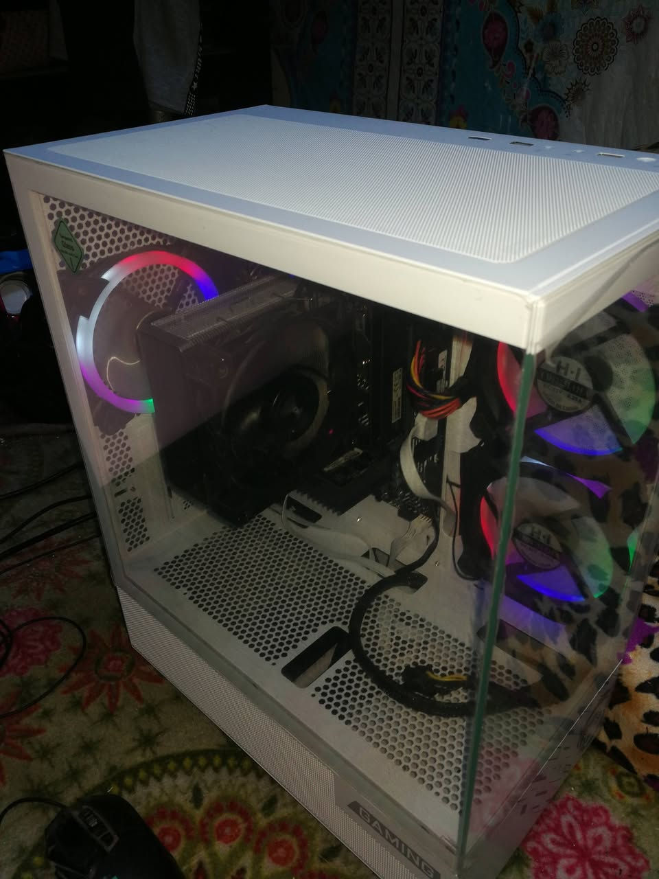 🔥 إعلان بيع حاسبة ألعاب متوسطة / نظيفة جداً
حاسبة نظيفة ومرتبة . 
💻 المواصفات:
🔹 المعالج:
Intel Core i5-10400F
6 أنوية / 12 خيط – أداء ممتاز للألعاب والبرامج
🔹 الرام:
16GB DDR4 2666MHz
🔹 التخزين:
M.2 NVMe سعة 1TB (سرعة عالية جداً بالإقلاع وفتح البرامج)
🔹 المذربورد:
ASUS H510

🔹 كارت الشاشة:
GT 1030 2GB DDR5
ممتاز للألعاب الخفيفة مثل FIFA، Valorant، CS، وبرامج التصميم الخفيف

🔹 الكيس:
كيس حديث 3 مراوح RGB
تهوية ممتازة + شكل احترافي

🔹 المبرد:
مبرد هوائي من DeepCool
تبريد مستقر وحرارة ممتازة

🔹 الباور سبلاي:
700 واط RGB من Thermaltake
قدرة قوية وثابتة


**إذا كنت صاحب هذا الإعلان وتريد حذفه لأي سبب، رجاءا أرسل رسالة إلى الدعم الفني**