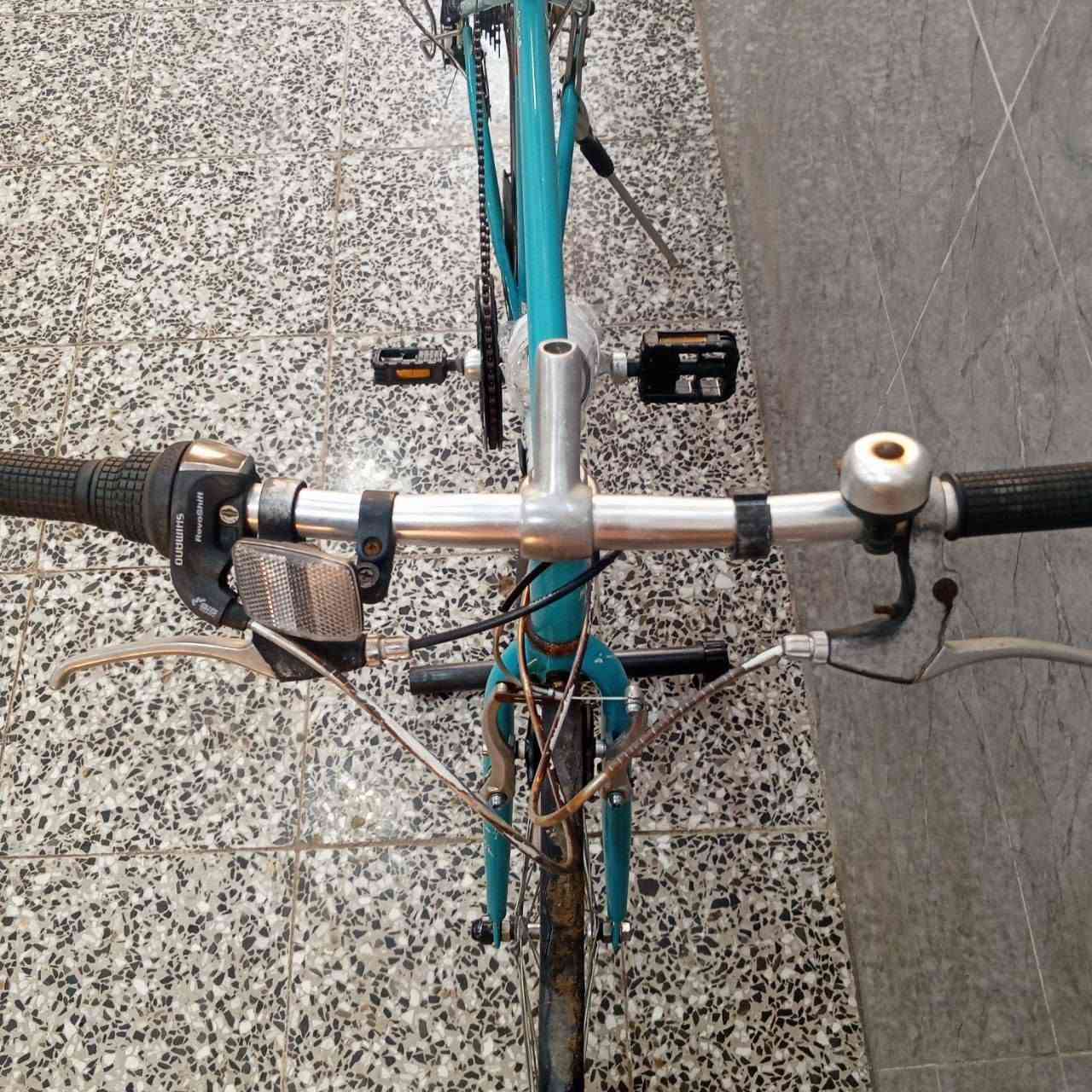 السلام عليكم ورحمه لله وبركاته 
بـايك مـوديل ( C700 ) 
شـركة (  LOVE BIKE ) 
سستـم ( SHIMANO - TOURNEY ) 
كـير خلفـي  ( 7 نمـرة ) شـيمانو 
يحتـوي على مطـارة نـوع ممتـاز 
بـاله يـاباني كسـر حاوية غير مستخدم بالعراق 
جـاهز مابي اي نقـص 
( يـوجد توصيل داخل بغداد والمحافضات ) 
هـاتف ( *********** )
