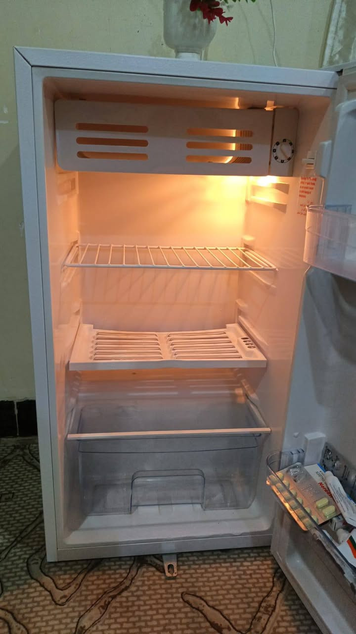 السلام عليكم
ثلاجه للبيع مستخدمه موسم واحد فقط جديده 
السعر 180 وبيهه مجال 
اليريده يراسلني خاص او يتصل
 ***********
