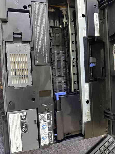 السلام عليكم طابعة ايبسون حرارية 6 الوان 5080 مسحوبة منها نسخة وحدة فقط للتجريب صارلها شهر ونص متروكة ممشغلة السعر 300 الف 
***********
