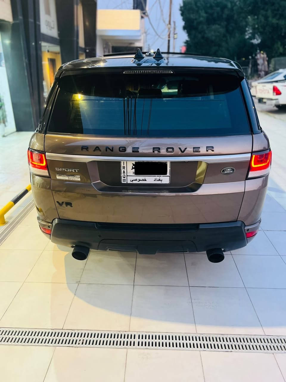 سلام عليكم
رانج روفر 2014 سبورت 
وارد الماني ضمان دولي بدون حادث فقط صبغ دعاميات وشبر بين الباب والجاملغ الخلفي 
مواصفات 
شاشة جبيره 
كامرة 
بيبان شفط
جكات 
بجم زنون دينامك
ثلاجه
كشنات جلد 
رادرات جانبيه
بانورما 
6 سلندر 
رقم بغداد هزة جديدة بدون نقوصات بدون اي مسج 
العنوان بغداد اليرموك 
***********
