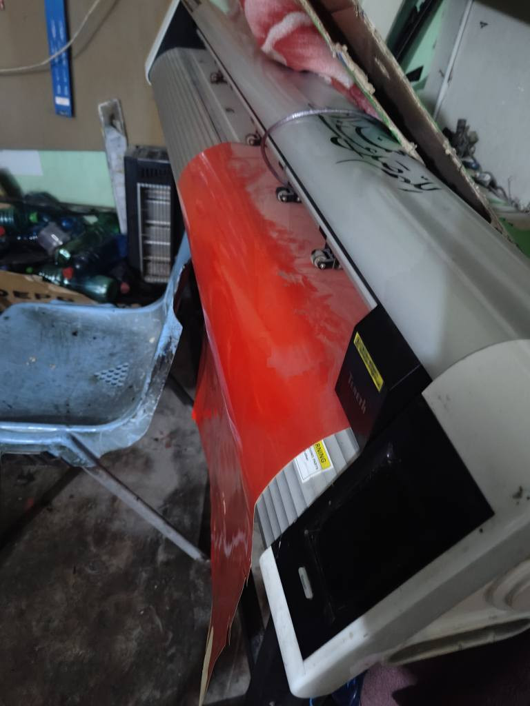 كتر بلوتر شغال وجديد مابي اي عطل 
قياس الكتر بلوتر 133سانتيم 
يعمل في مجال الطباعة الاستيكرات والعبارات والوشومات كافة 
ويعمل على الفينيل 
والفسفور 
الوان مختلفة 
جميع انواع الفسفور 
الطابعة الكتر بلوتر جديدة ونظيفة 
مكاني كربلاء المقدسة 
***********
*********** كربلاء, العراق
