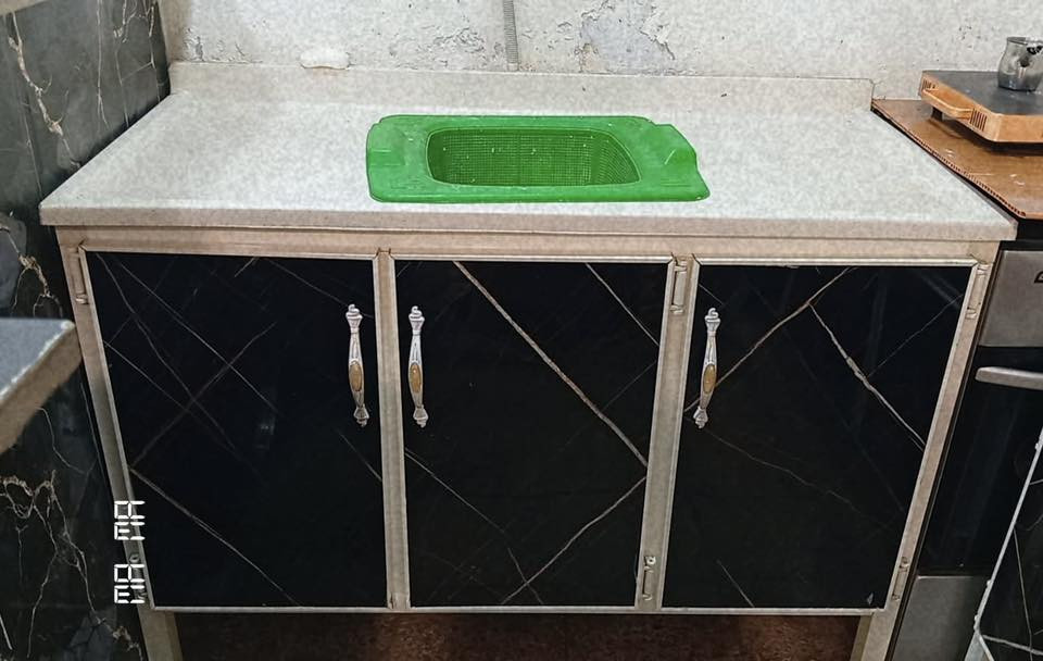 كاونتر. امنيوم  ثلاثه قطع. تعليك وارضي وسنك استخدام قليل  السعر ٢٢٥ الف 
***********
