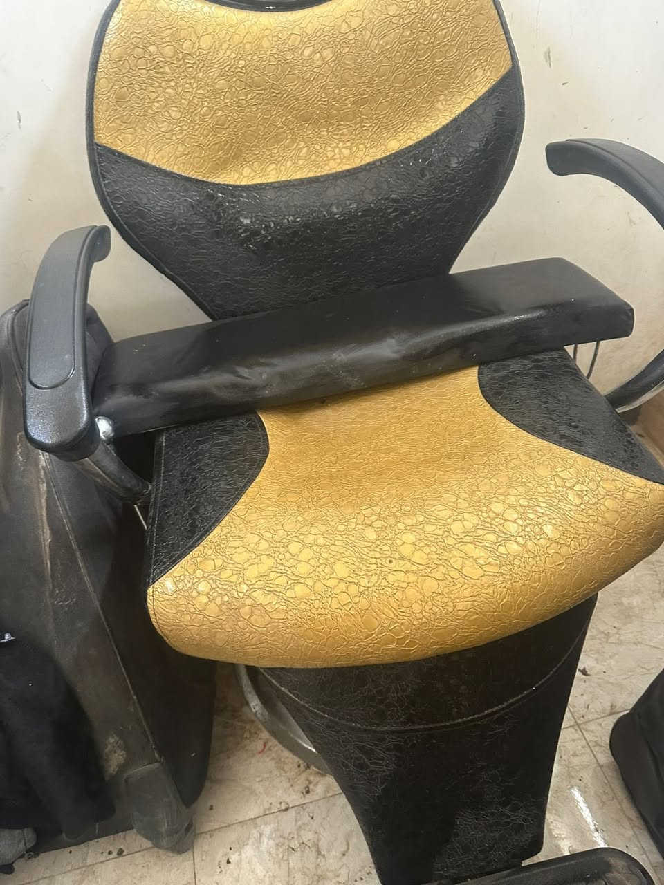 سلام عليكم عندي هاذ الكرسي مستعمل شهر واحد جبته شهر وبدلت المحل لبيع سعره١٢٥وبي مجال حك الجيه مكانه الدوره شرطه حاتم سعدون***********
