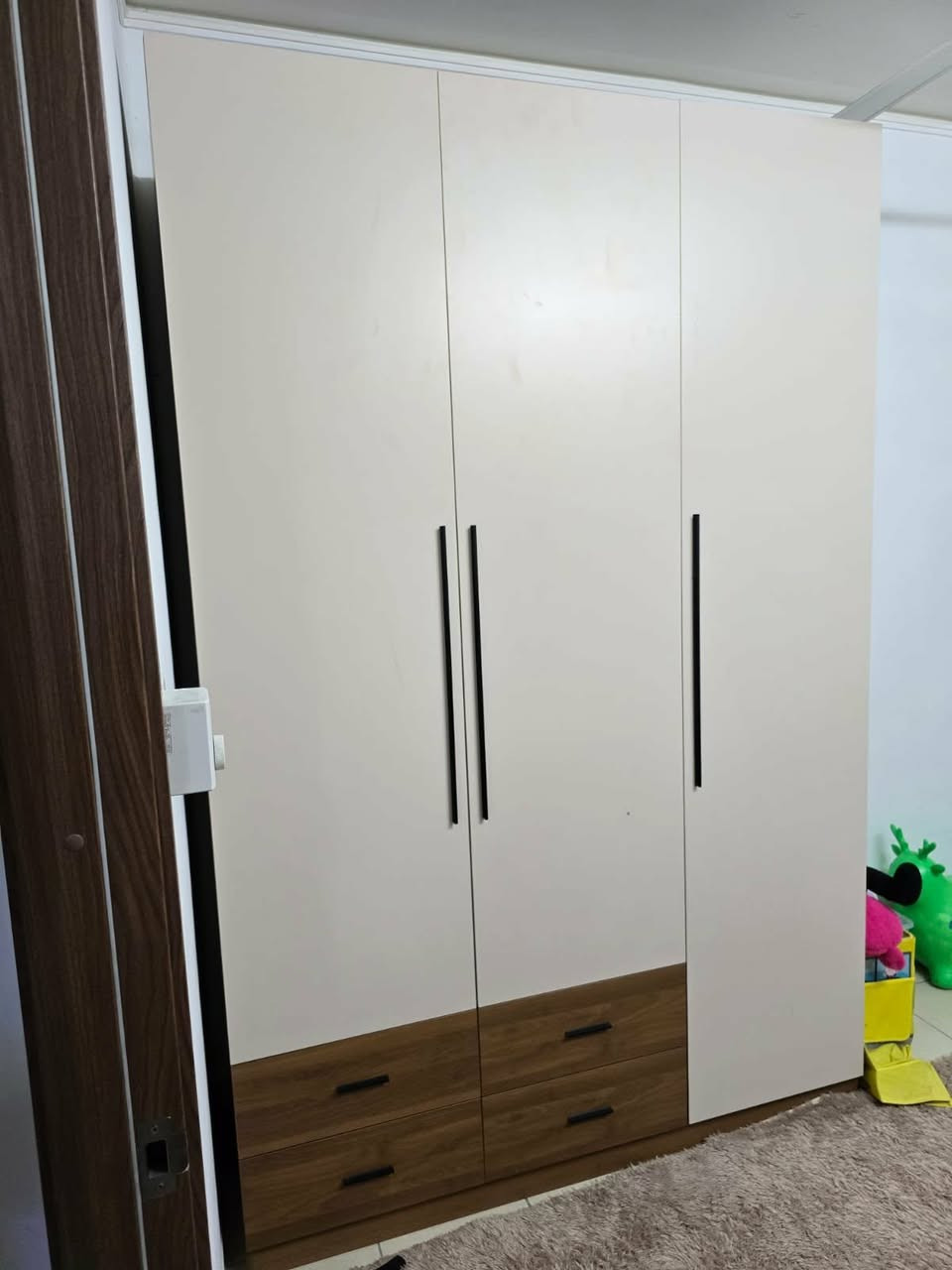 اثاث شقه كامل للاستفسار 
هذا الرقم ***********
