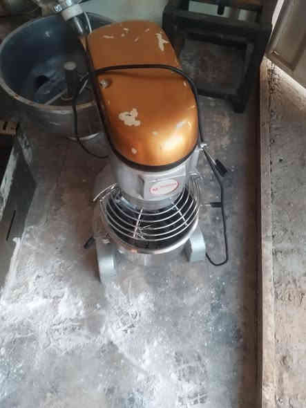 السلام عليكم 
غراض نظيفات جدا 

خلاط كيك

فرن طبقي خانه وحده نظيف جدا

***********
***********
