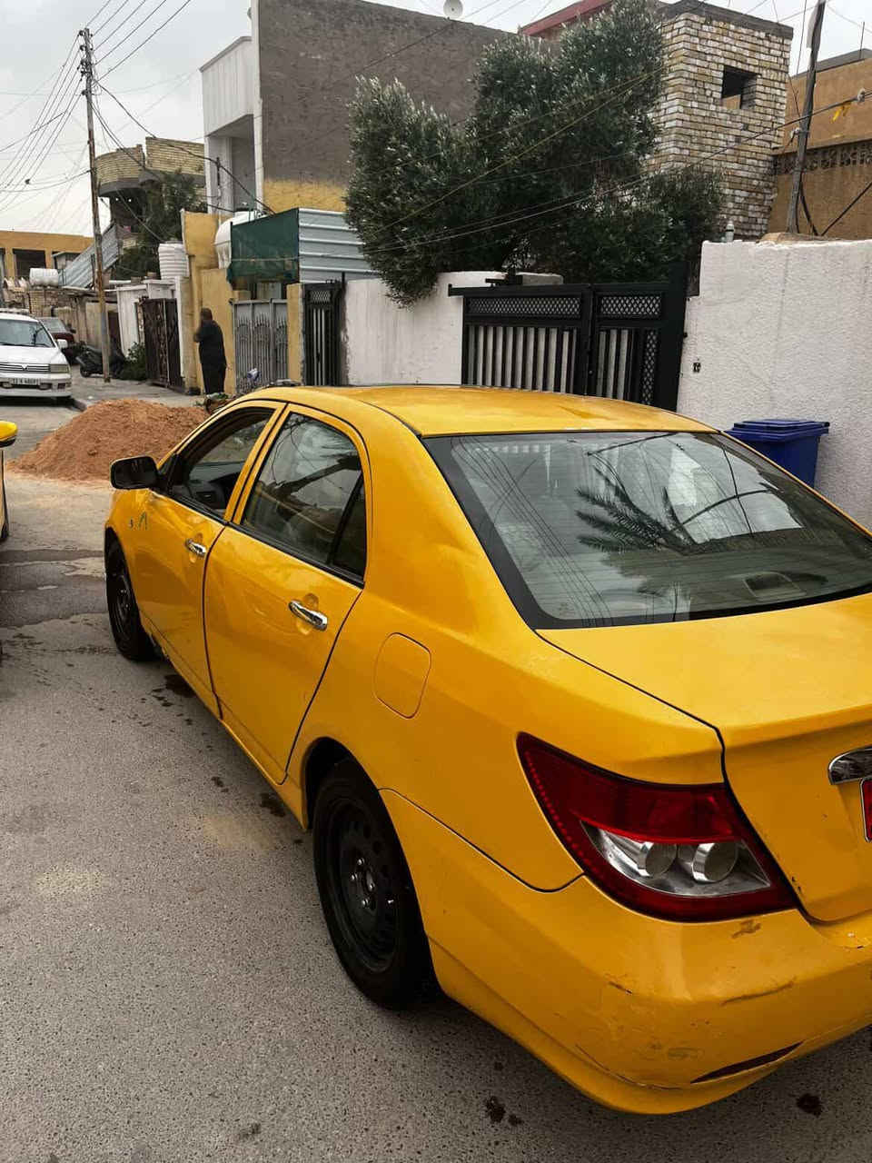 سلام عليكم. مكلف بل نشر
بي وايدي موديل13 رقم بغداد بسمي هيئة مصفرهة وذا اكو شي عليهة  اني اسد ما تعبك   كير محرك نضيفات كلش 
تبريد شغال ثلج   فتحة بل سقف
سيارة نضيفة الله شاهد 
مابيهة لا حادث ولا صبغ مجرد شوية خياسات بصيطة
داخلهة حلو ونضيف.  صدرهة زين اعتقد بس طوب رادلهة 
يعني متصرف عليهة هواي شي بصيط  
مكانهة بغداد حي الجهاد السعر35 وبيهة مجال للطيبين
تتصل وتدلل *********** بغداد, العراق
