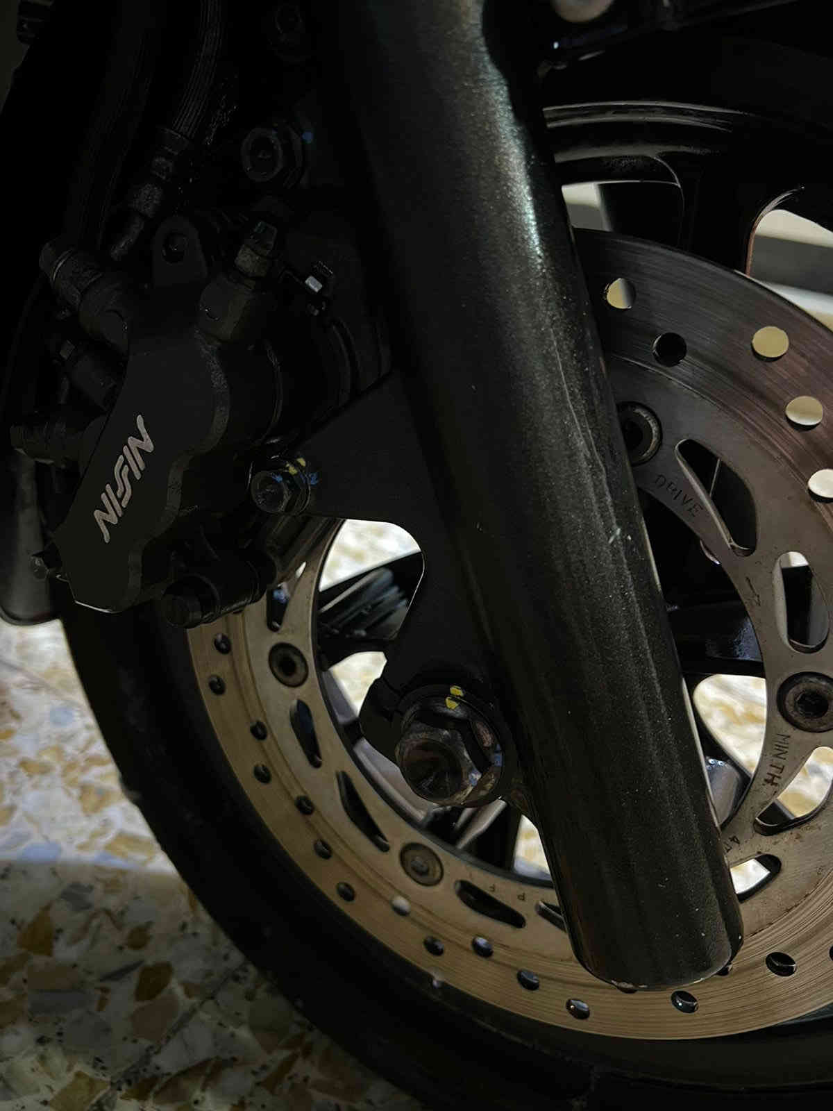 السلام عليكم 
فورزه 010 S7
دراجه كفاله عامه ماعده شخط زغير موضح بصور 
 على وضع الرمبه الدراجه
عارضها 20 ورقه  
مكاني الامين ثانيه 
***********
