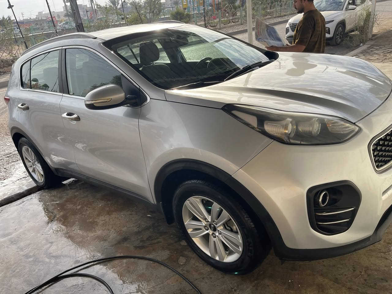 كيا سبورتج خليجي موديل ٢٠١٧ ماشية ١٧١ الف سياره نظيفة حجم المحرك ٢٠٠٠ اللون سلفري مكفولة كفاله عامه من الصبغ مكان السياره ميسان العماره قطاع ١٥ شعبان شارع المدارس الاتصال على الرقم 
***********
السعر ١٧٥$وبيها مجال للمشتري
