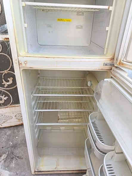 السلام عليكم ثلاجة كما موضح بالصور للبيع شغالة وعلى الفحص سعرها 125 وبيها مجال مكانه النجف حي  الميلاد شارع 15 الاستفسار الاتصال على رقم وتسااب *********** أني مكلف بالنشر الثلاجه مو إلي اتصلو على صاحبها
