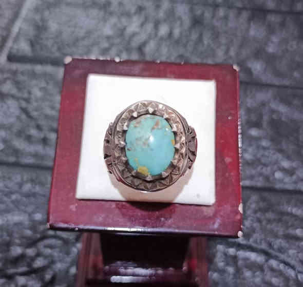 السلام عليكم فيروز نيشابوري قياس 27_28 صياغة مهدوي 925 سعر 65 وبي مجال بسيط  مكان ناصريه توصيل موجود ***********
