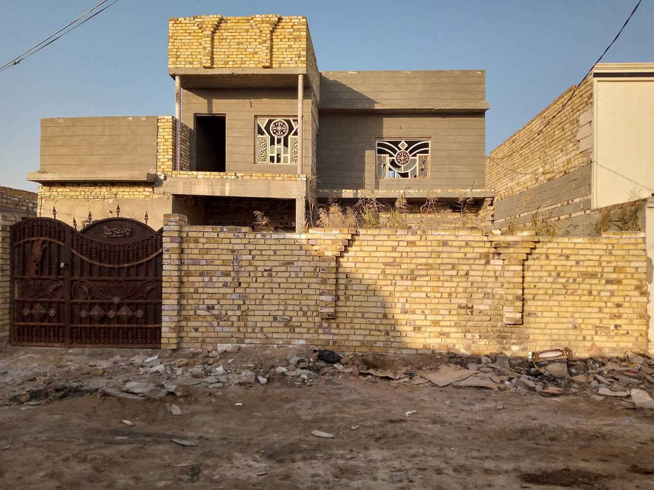 ليت زراعي 240م سند 25مرقم خلف حي الحضارة قرب الصيطرة 80م عن التبليط عبر المشروع
طابقين  سقف مسلح 4غرف نوم صالة استقبال مطبخ صحيات داخلية وخارجية يحتاج ترميم حديقة كراج السعر والاستفسار الاتصال

***********
