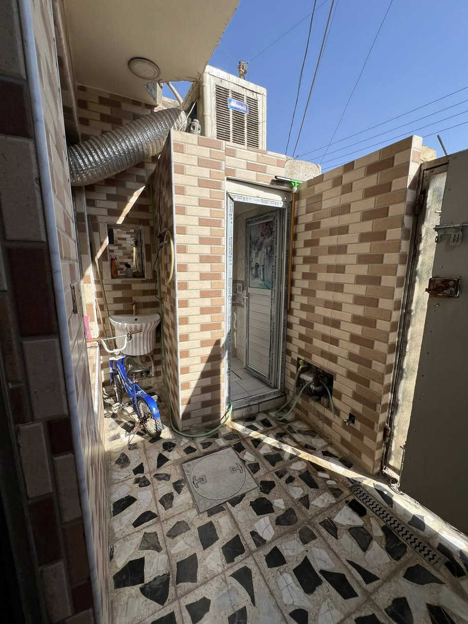 سلام عليكم 
بيت  للبيع ٦٥ متر  حي راسة شارع ٢٠ شارع الي ورة شارع سادة فرع مقابيل مدرسة الأهلية الجديدة سما بلادي 
ثاني فرع عن شارع عشرين قريب عله شارع بدايت فرع مو بنهاية (قرار ٢٥ ) زراعي متوفر خدمات vip مقرنص بلباب تبليط مجاري كهرباء انترنيت ضوئي 
طابق واحد فوك صير بعد غرفتين دبل واحد ويكمل مصعد ستاير عاليةً 
استقبال- غرفة نوم - وخدمات بقية 
سعر مال مستعجل سبب ضرف بلاااش منطقة سعرها أغلى 
٦٢ مليون منطقة غالية اسال وجيك 
شراي ***********
