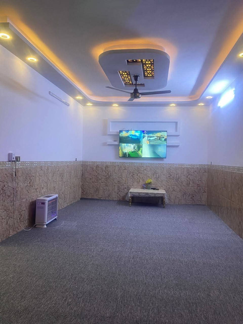دار للبيع [ رقم قطعه ومقاطعه] 

معامله تمليك كامله 

فرصة ذهبية لامتلاك منزل يجمع بين الموقع الحيوي والتصميم المتكامل، يقع في أجمل مناطق بلد - الجمعية الثالثة، مباشرة على حولي السايدين (مجاور أسواق ماما اشتريلي)، مما يجعله من أكثر المواقع حيوية وسهولة في الوصول.

بناء طابوق 

📍  المساحة: 285 

المميزة: موقع استراتيجي جداً وقريب من كافة الخدمات التجارية والسكنية.

🧱 تفاصيل الطابق الأول:

الاستقبال: مساحة واسعة لاستقبال الضيوف.

المطبخ: نظام (حار / بارد) بتصميم عصري.

النوم: غرفتان نوم مع منور لضمان التهوية والإضاءة الطبيعية.

: صالة كبيرة + مجمع صحيات متكامل.

الخارجي: حديقة كبيرة + طرمة واسعة + حديقة مجاورة متصلة بالبيت تضيف خصوصية ومساحة خضراء إضافية.

💤 تفاصيل الطابق الثاني:

الجناح الخاص: غرفة نوم بنظام "سويت" (مجمع صحيات داخلي).

الصالة: صالة كبيرة إضافية تصلح كغرفة معيشة ثانية.

الأسطح: يحتوي البيت على سطحيْن:

سطح أول مهيأ تماماً لبناء غرفة إضافية مستقبلاً.

سطح ثاني بمساحة كبيرة.

البيت ليس مجرد سكن، بل هو استثمار ناجح بفضل موقعه على الحولي ومساحاته المفتوحة (الحدائق) التي نادراً ما تجدها في هكذا مواقع 

📞 للتواصل والاستفسار:

[***********]
