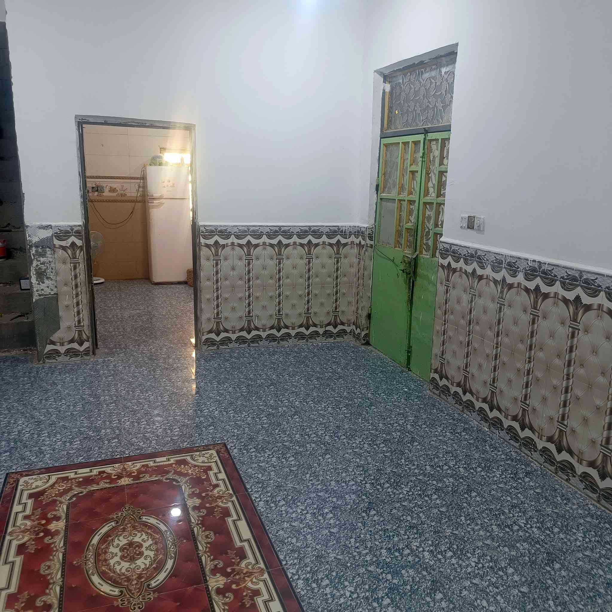 بيت للبيع المساحه 400 متر متكون غرفتين وهول وديوان وطارمه ومطبخ وكراج العنوان بصره كرمة علي السده الناصيه قرب ساحة التشابيه 
وباقي التفاصيل 
متوفر واتساب واتصال 
***********
