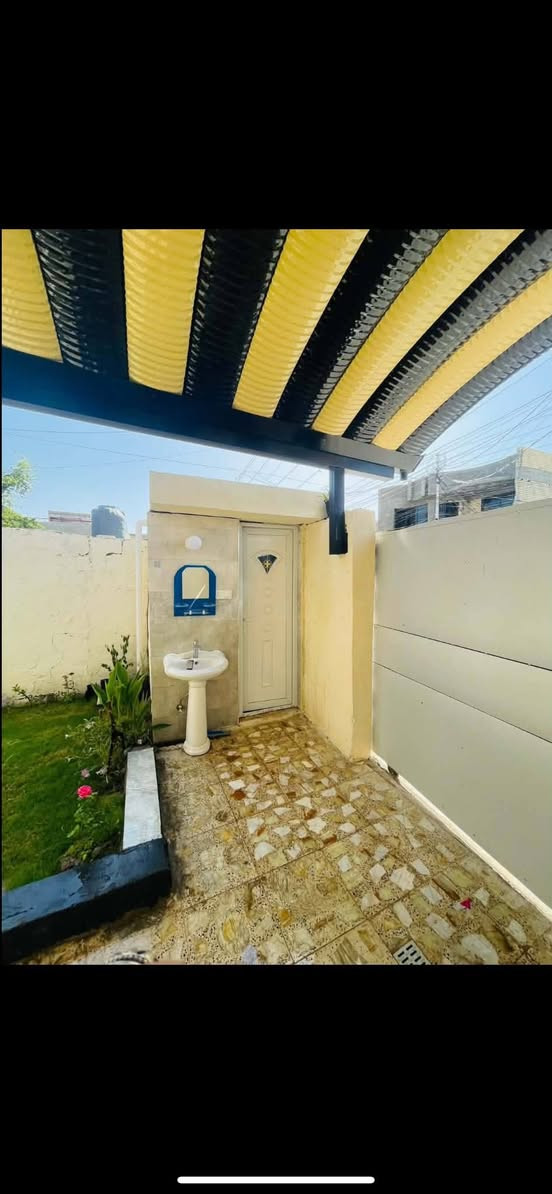 السلام عليكم بيت للبيع المساحة  150متر البيت كامل 
يتكون من /
كراج + حديقة +استقبال+مطبخ+صاله+حمام+منور+حمام خارجي 
+غرفتين نوم +ترك /
البيت بناء 2025 البيت كامل زراعي العنوان جسر ديالى القديم شارع المخازن  مقابل المولدة مال سيد مجيد الشراي اتصال فقط لا يوجد واتساب 
***********
