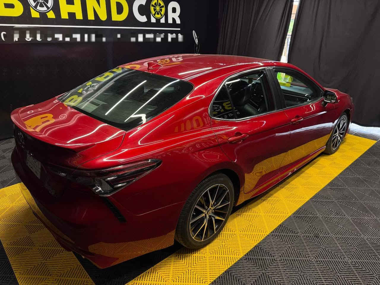 السلام عليكم. تويوتا كامري رقم بغداد باسمي الموديل ٢٠٢١ SE ماشية ٥٥ ميل حادث جدا بسيط جاملغ بنيد  كما موضح بالصور صبغ ثلاث قطع مع بارد جدا بسيط ايرباك ستيرن فقط وراجع سليم مكاني كربلاء السعر ١٩٥$ وبيها مجال قليل للشراي بيع فقط موبايل ***********
